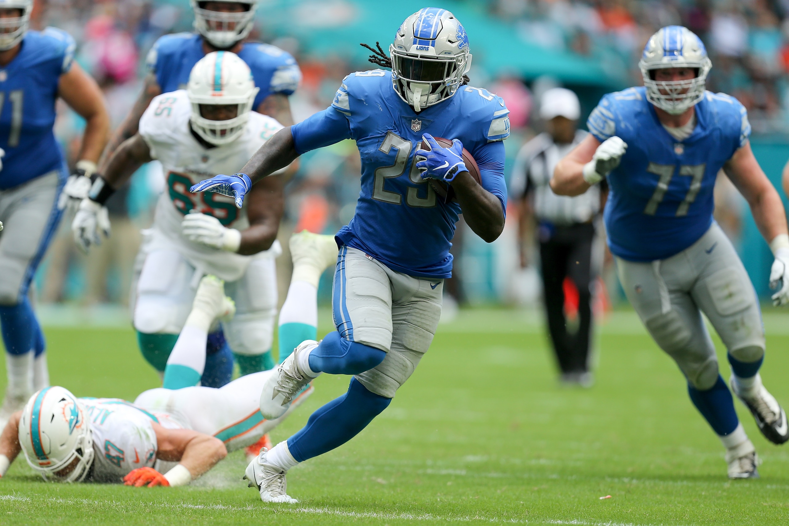 MIAMI, FL - OCTOBER 21:  LeGarrette Blount #29 of the Detroit Lions in action against the Miami Dolphins at Hard Rock Stadium on October 21, 2018 in Miami, Florida.  (Photo by Michael Reaves/Getty Images)