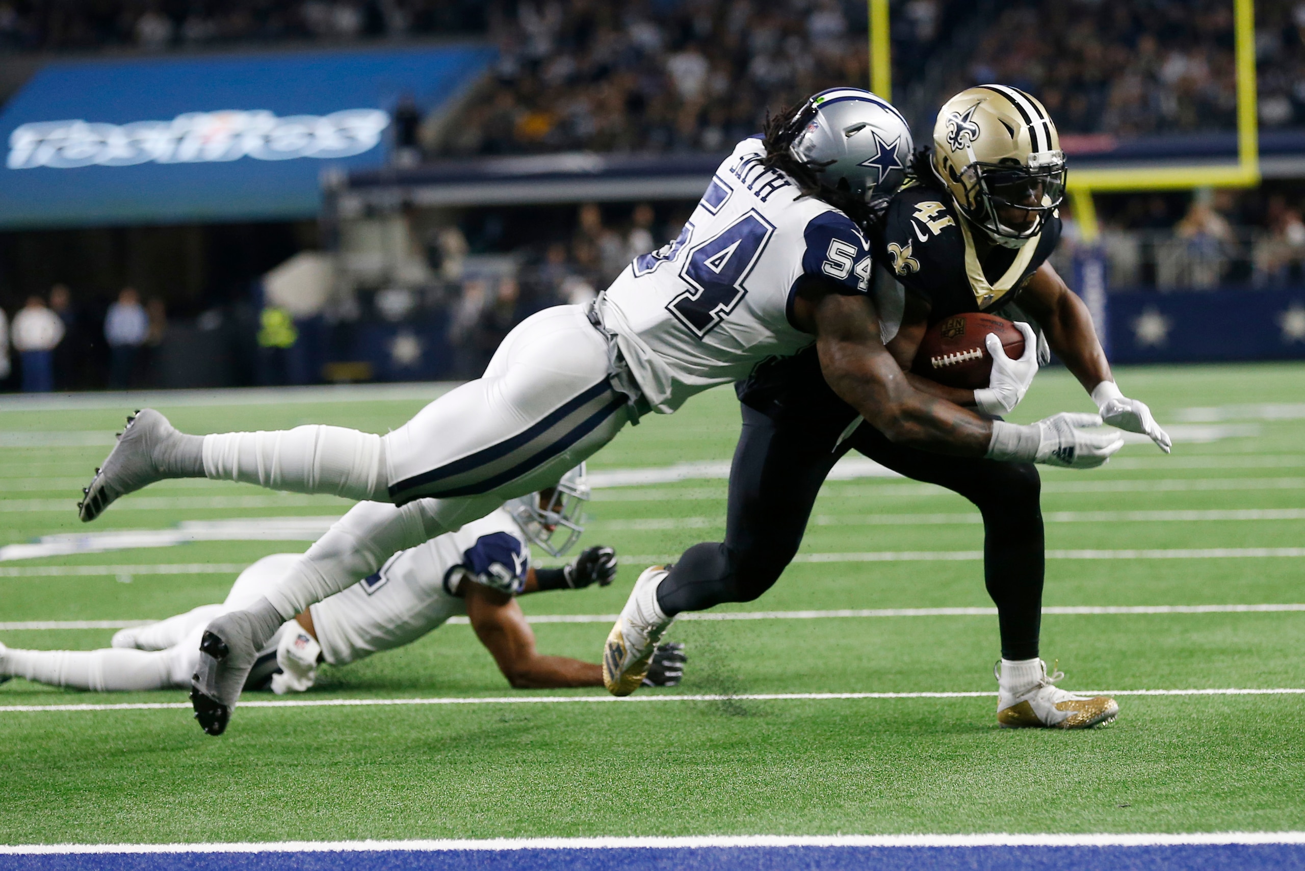 Alvin Kamara isn't always successful, but he can bounce out of tackles better than any other running back in the NFL. Alvin Kamara isn't always successful, but he can bounce out of tackles better than any other running back in the NFL.