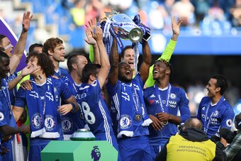 LONDON, ENGLAND - MAY 21: Victor Moses of Chelsea lifts the Premier Leauge Trophy after the Premier League match between Chelsea and Sunderland at Stamford Bridge on May 21, 2017 in London, England.  (Photo by Shaun Botterill/Getty Images)