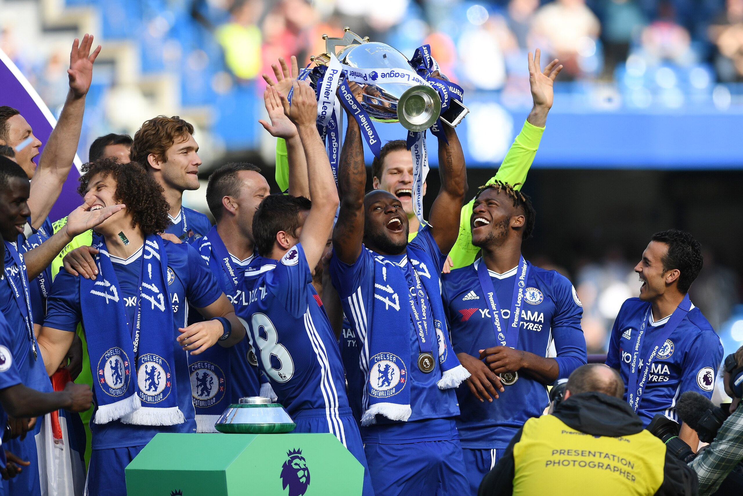 LONDON, ENGLAND - MAY 21: Victor Moses of Chelsea lifts the Premier Leauge Trophy after the Premier League match between Chelsea and Sunderland at Stamford Bridge on May 21, 2017 in London, England.  (Photo by Shaun Botterill/Getty Images)