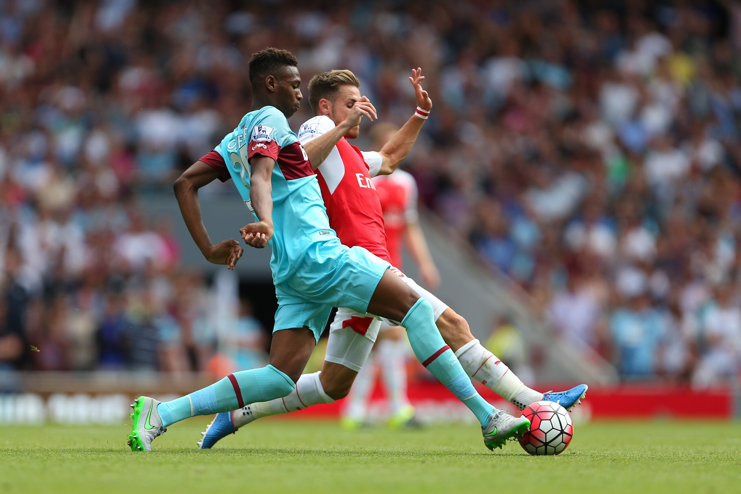 LONDON, ENGLAND - AUGUST 09:  Reece Oxford of West Ham United and Aaron Ramsey of Arsenal during the Barclays Premier League match between Arsenal and West Ham United at Emirates Stadium on August 9, 2015 in London, England.  (Photo by Catherine Ivill - A