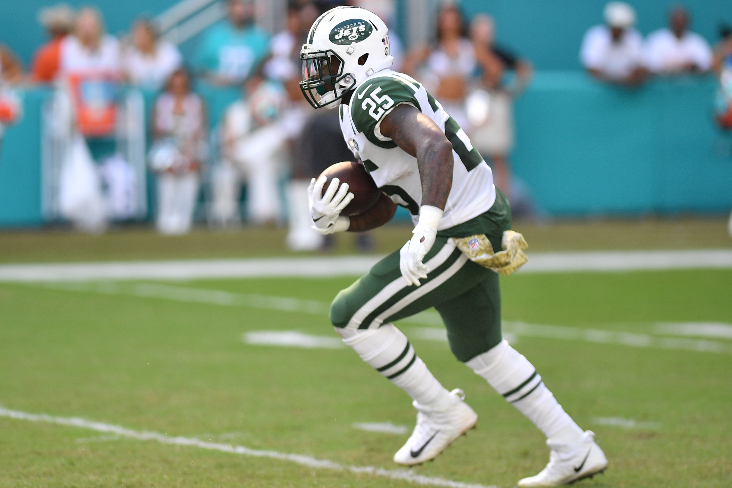 MIAMI, FL - NOVEMBER 04: Elijah McGuire #25 of the New York Jets runs with the ball against the Miami Dolphins at Hard Rock Stadium on November 4, 2018 in Miami, Florida. (Photo by Mark Brown/Getty Images)