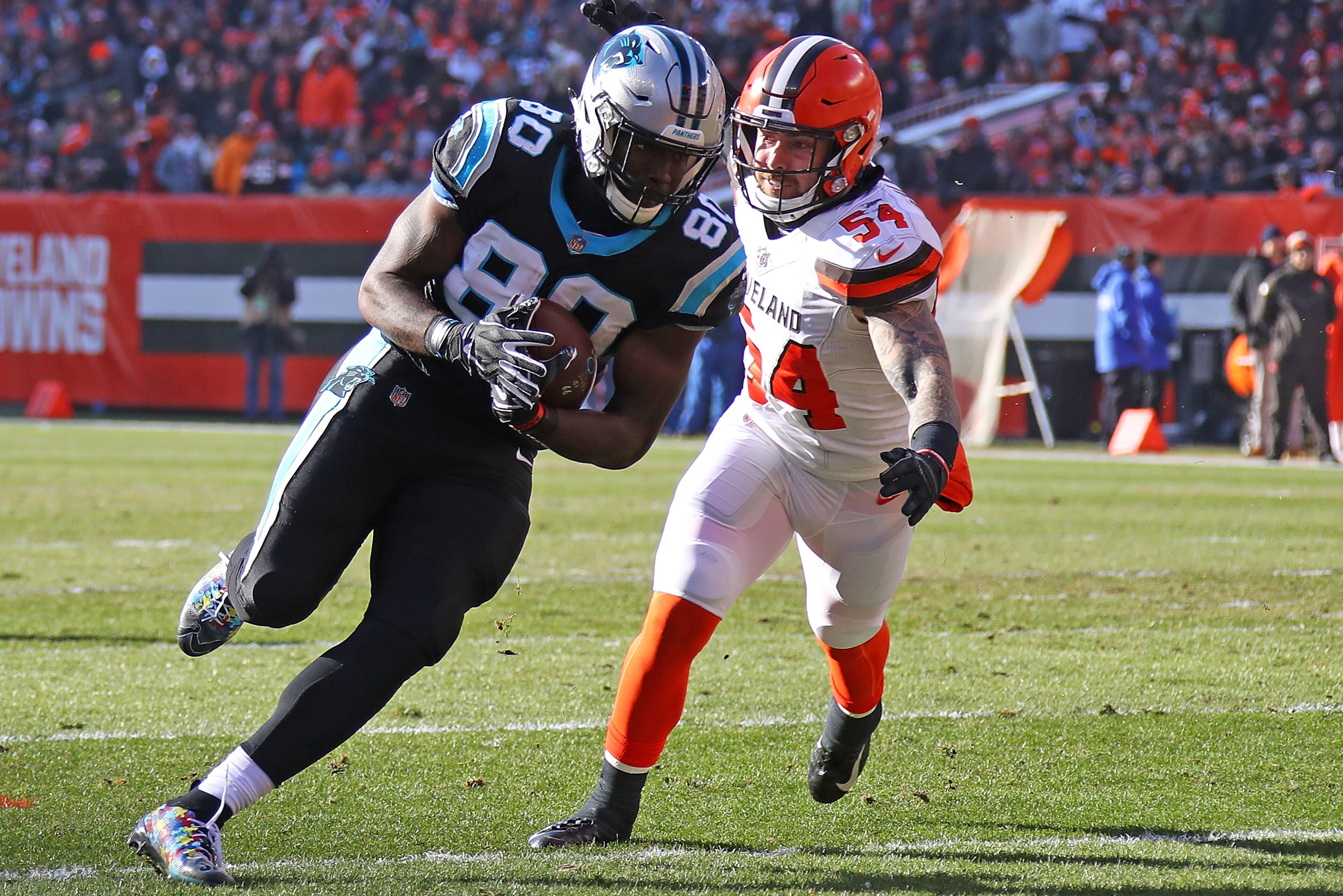 CLEVELAND, OH - DECEMBER 09:  Ian Thomas #80 of the Carolina Panthers carries the ball in front of Tanner Vallejo #54 of the Cleveland Browns during the first quarter at FirstEnergy Stadium on December 9, 2018 in Cleveland, Ohio. (Photo by Gregory Shamus/