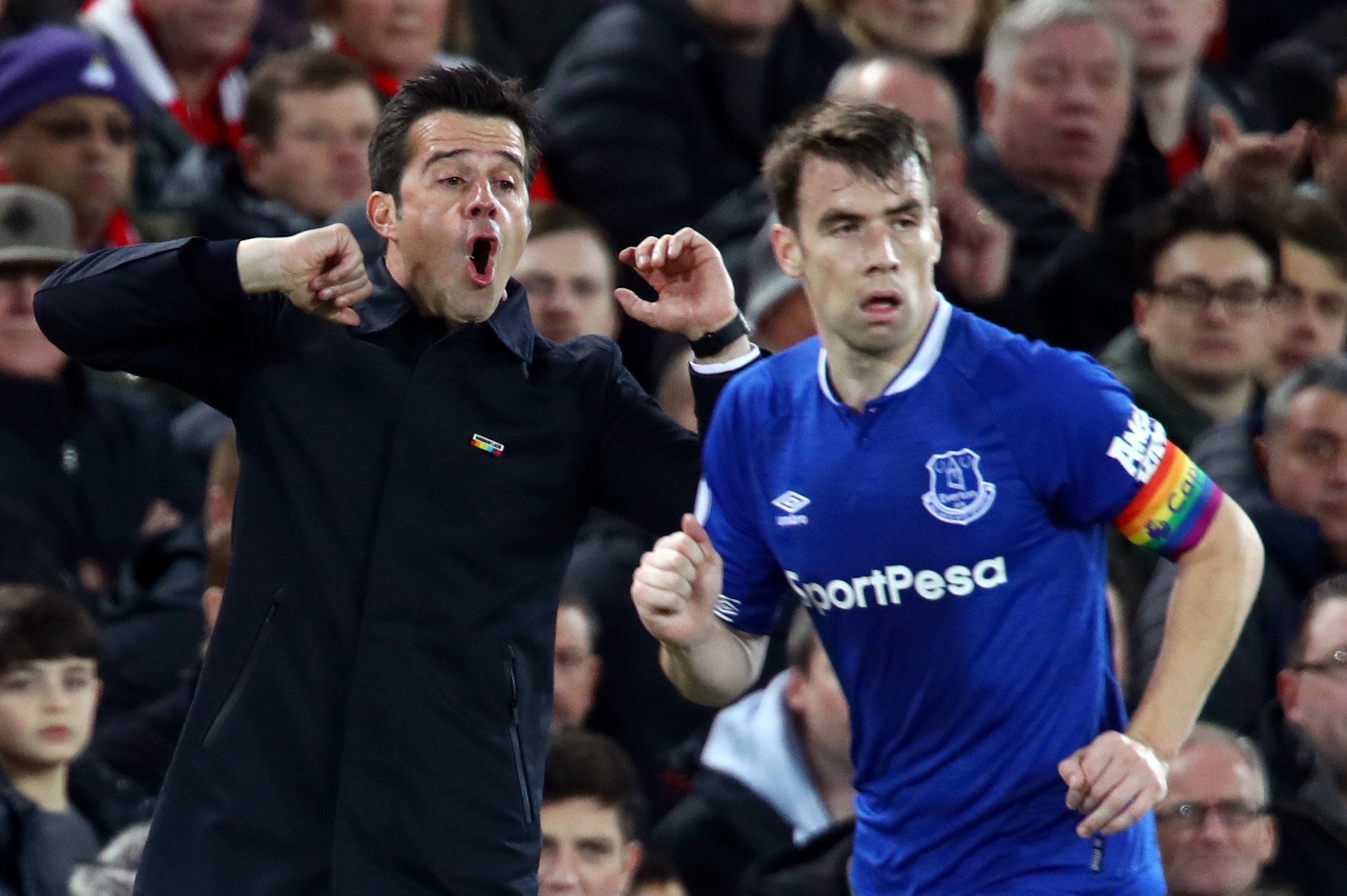 LIVERPOOL, ENGLAND - DECEMBER 02:  Marco Silva, Manager of Everton gives his team instructions during the Premier League match between Liverpool FC and Everton FC at Anfield on December 2, 2018 in Liverpool, United Kingdom.  (Photo by Clive Brunskill/Gett
