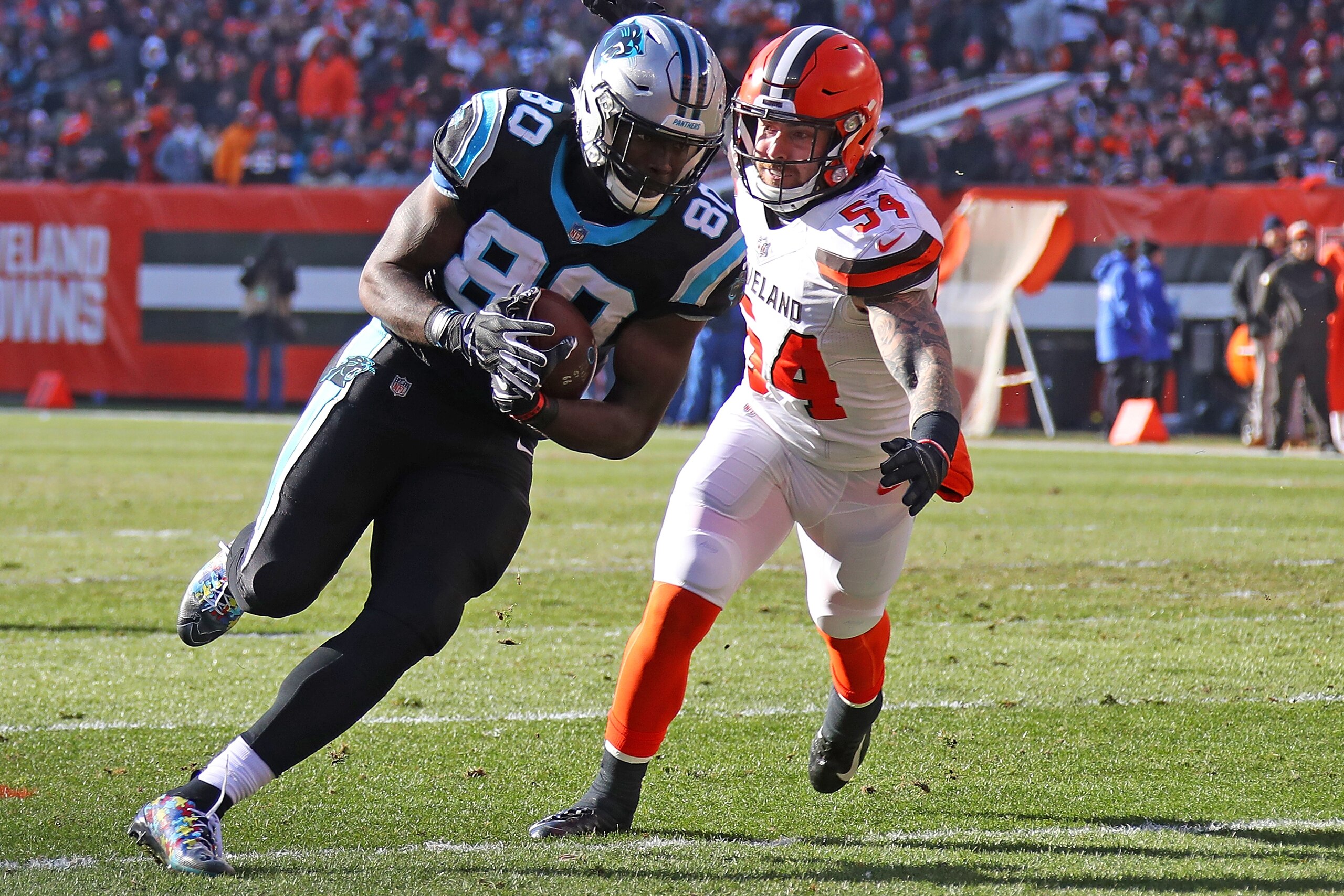 CLEVELAND, OH - DECEMBER 09:  Ian Thomas #80 of the Carolina Panthers carries the ball in front of Tanner Vallejo #54 of the Cleveland Browns during the first quarter at FirstEnergy Stadium on December 9, 2018 in Cleveland, Ohio. (Photo by Gregory Shamus/