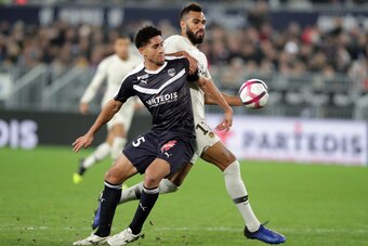 Bordeaux's Brazilian defender Pablo (L) vies with Paris Saint-Germain's Cameroonian forward Eric Choupo-Moting during the French L1 football match Bordeaux vs Paris Saint-Germain (PSG), on December 2, 2018 in Bordeaux, southwestern France. (Photo by ROMAI