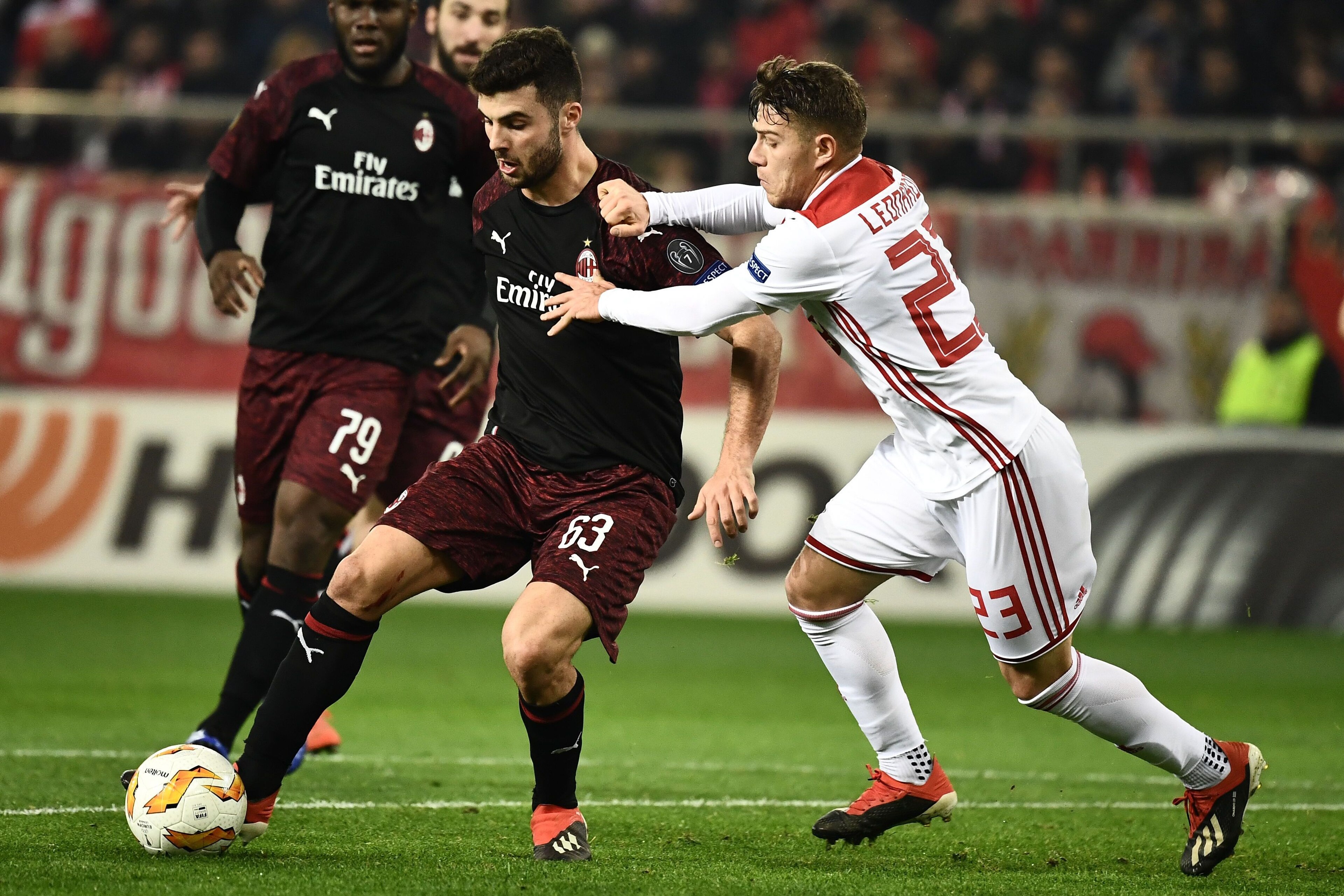 Olympiakos Piraeus' Leonardo Koutris (R) vies for the ball with Milan's Patrick Cutrone during the UEFA Europa league football match between Olympiakos Piraeus and AC Milan at the Karaiskaki stadium in Piraeus on December 13, 2018. (Photo by ARIS MESSINIS