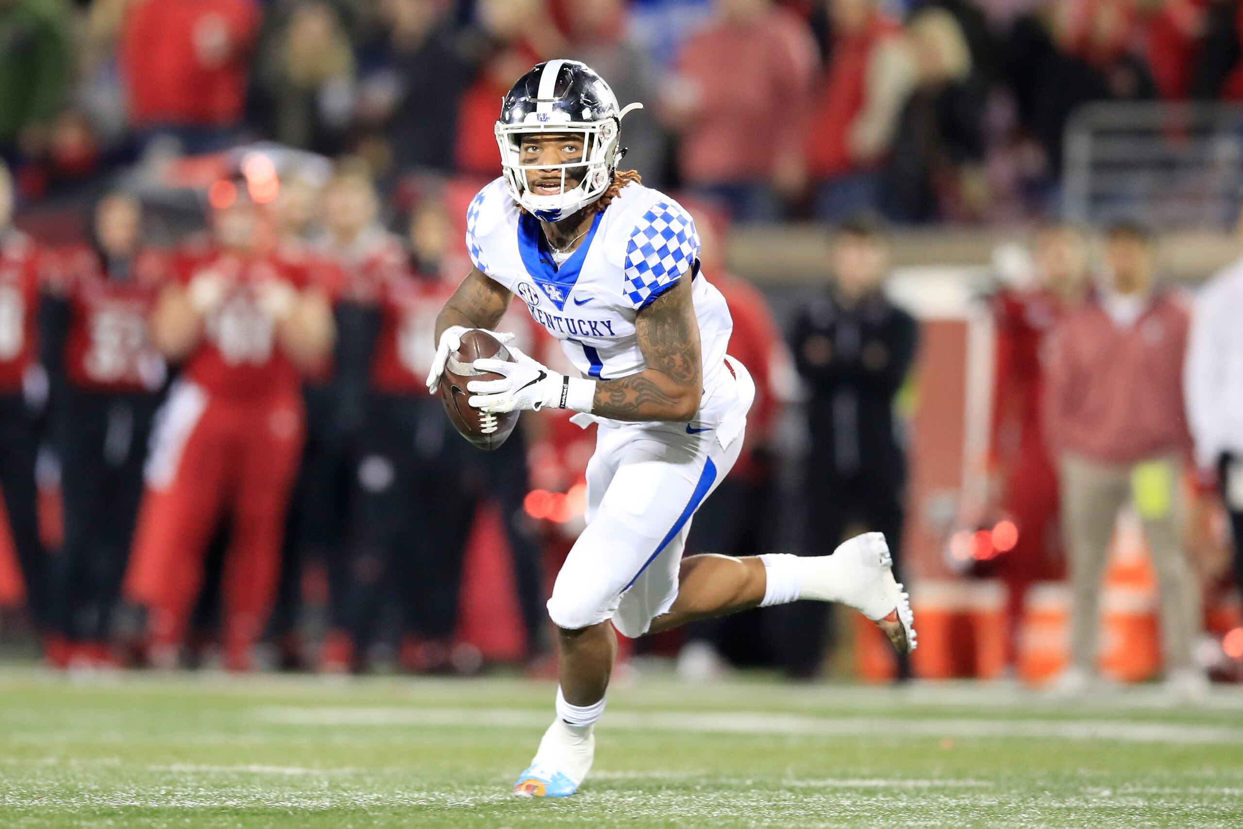 LOUISVILLE, KY - NOVEMBER 24: Lynn Bowden Jr #1 of the Kentucky Wildcats runs with the ball against the Louisville Cardinals on November 24, 2018 in Louisville, Kentucky. (Photo by Andy Lyons/Getty Images) LOUISVILLE, KY - NOVEMBER 24: Lynn Bowden Jr #1 of the Kentucky Wildcats runs with the ball against the Louisville Cardinals on November 24, 2018 in Louisville, Kentucky. (Photo by Andy Lyons/Getty Images)