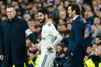 MADRID, SPAIN - DECEMBER 01: Head coach Santiago Solari and Isco Alarcón of Real Madrid looks on during the La Liga match between Real Madrid v Valencia at the Santiago Bernabeu on December 1, 2018 in Madrid Spain. (Photo by TF-Images/TF-Images via Getty 