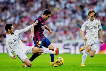 MADRID, SPAIN - OCTOBER 25: Isco of Real Madrid CF tackles Lionel Messi of Barcelona  during the La Liga match between Real Madrid CF and FC Barcelona at Estadio Santiago Bernabeu on October 25, 2014 in Madrid, Spain.  (Photo by Gonzalo Arroyo Moreno/Gett