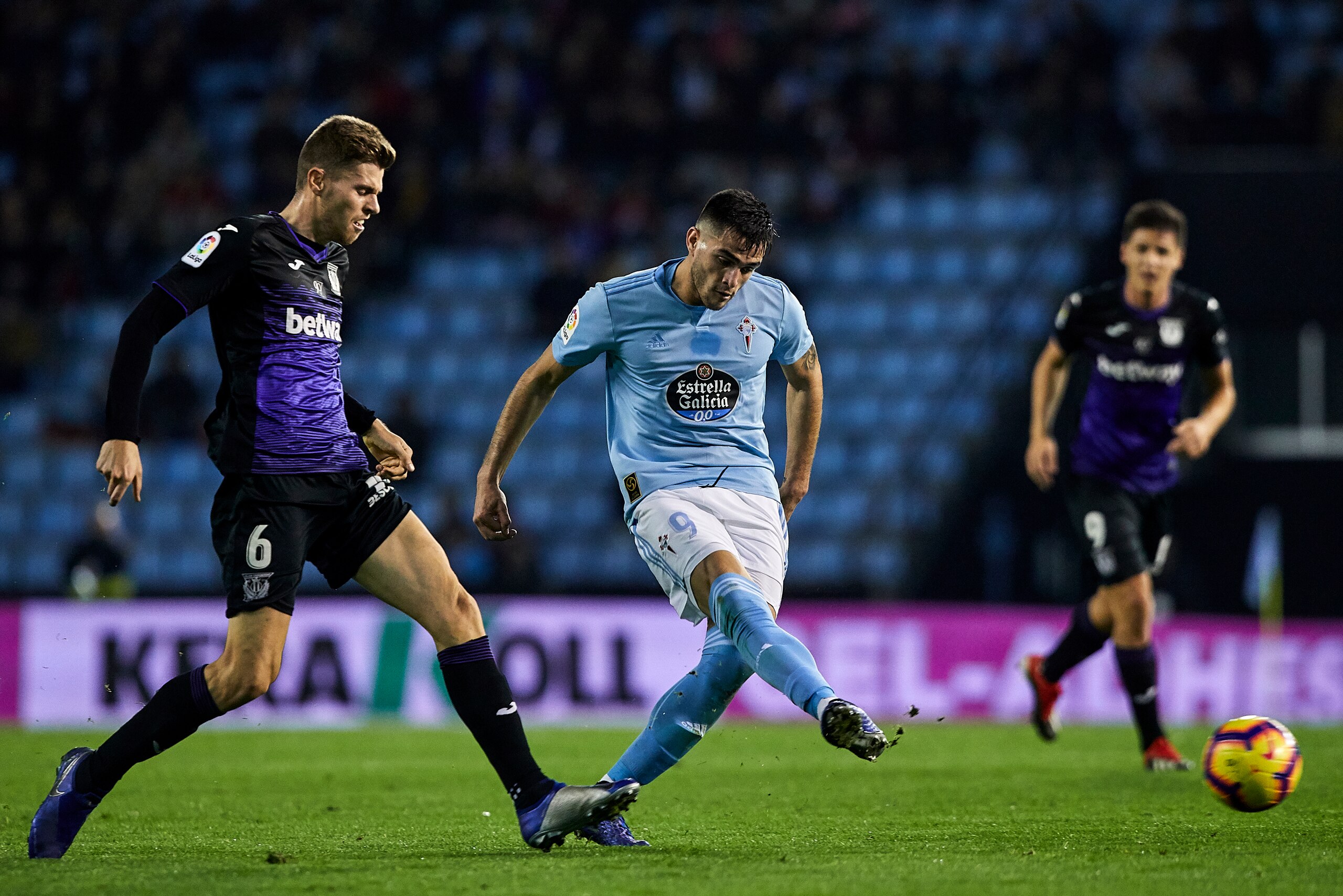 VIGO, SPAIN - DECEMBER 14: Maximiliano 'Maxi' Gomez of Celta de Vigo shots on target during the La Liga match between RC Celta de Vigo and CD Leganes at Abanca-Balaídos on December 14, 2018 in Vigo, Spain. (Photo by Quality Sport Images/Getty Images)