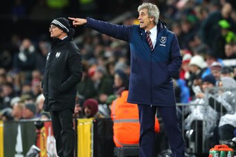 LONDON, ENGLAND - DECEMBER 15:  Manuel Pellegrini, Manager of West Ham United gives his team instructions during the Premier League match between Fulham FC and West Ham United at Craven Cottage on December 15, 2018 in London, United Kingdom.  (Photo by Ca