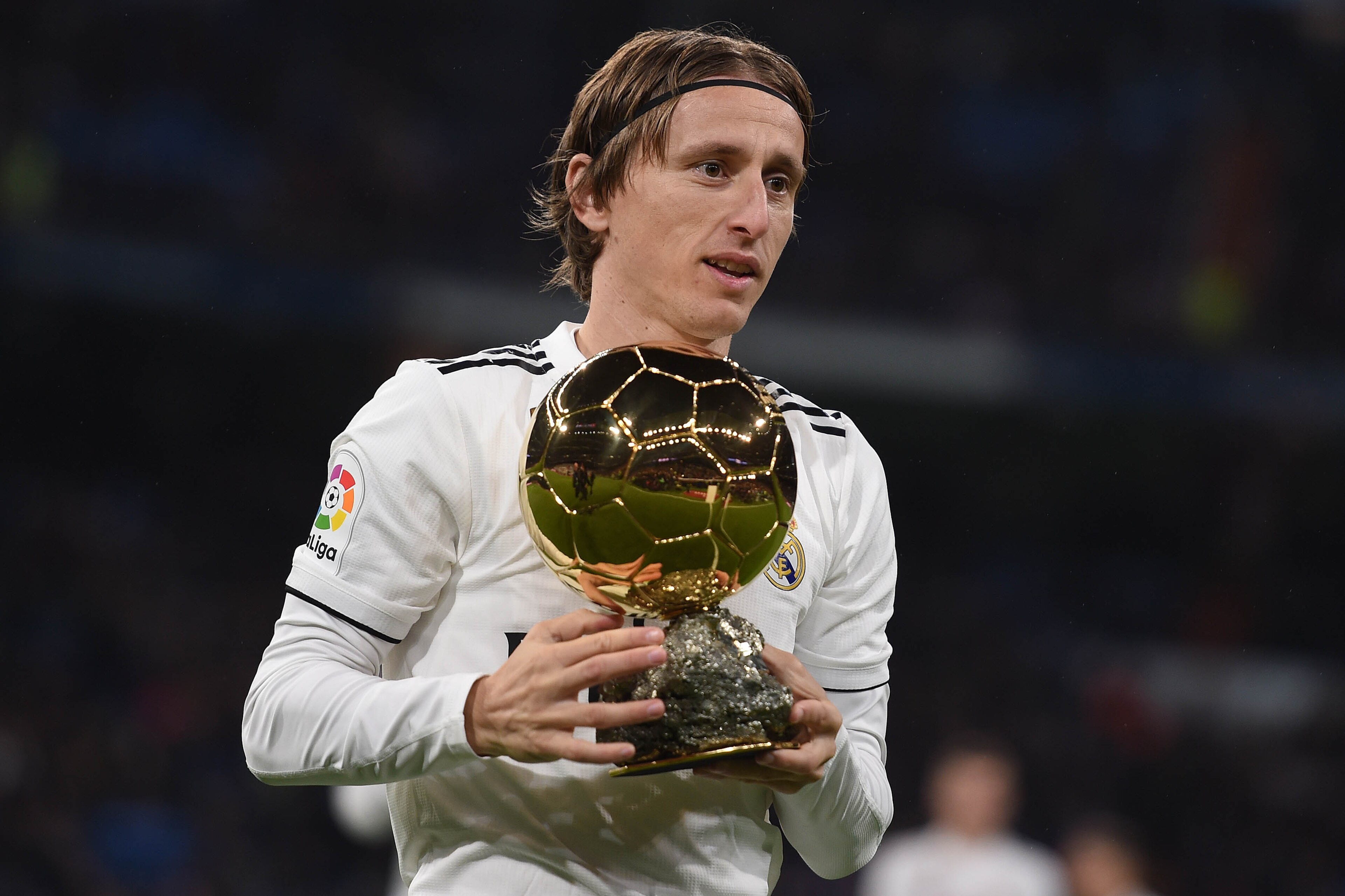 MADRID, SPAIN - DECEMBER 15: Luka Modric of Real Madrid presents his Balon d'Or Trophy to the crown prior to the La Liga match between Real Madrid CF and Rayo Vallecano de Madrid at Estadio Santiago Bernabeu on December 15, 2018 in Madrid, Spain. (Photo b MADRID, SPAIN - DECEMBER 15: Luka Modric of Real Madrid presents his Balon d'Or Trophy to the crown prior to the La Liga match between Real Madrid CF and Rayo Vallecano de Madrid at Estadio Santiago Bernabeu on December 15, 2018 in Madrid, Spain. (Photo b