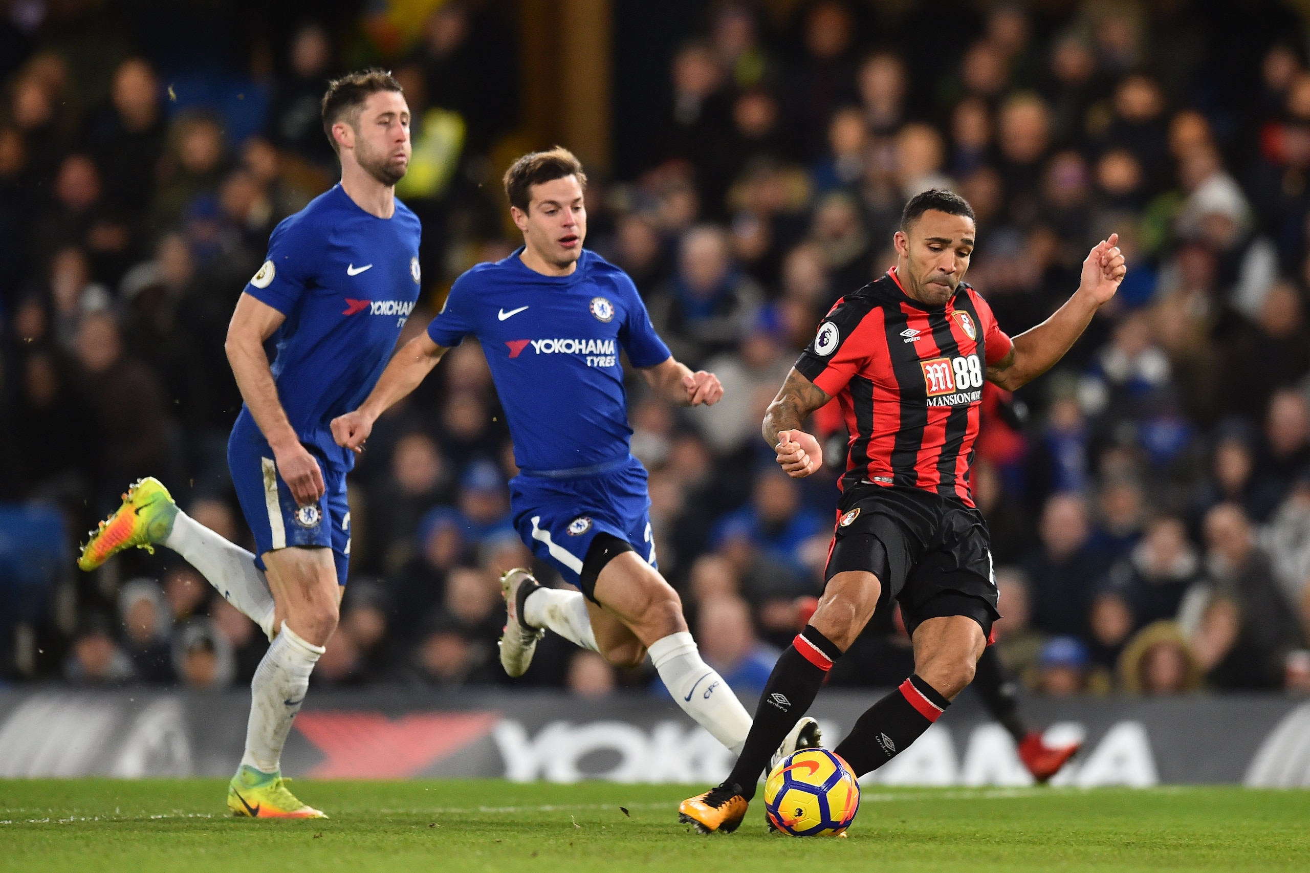 Bournemouth's English striker Callum Wilson (R) scores the team's first goal during the English Premier League football match between Chelsea and Bournemouth at Stamford Bridge in London on January 31, 2018. / AFP PHOTO / Glyn KIRK / RESTRICTED TO EDITORI