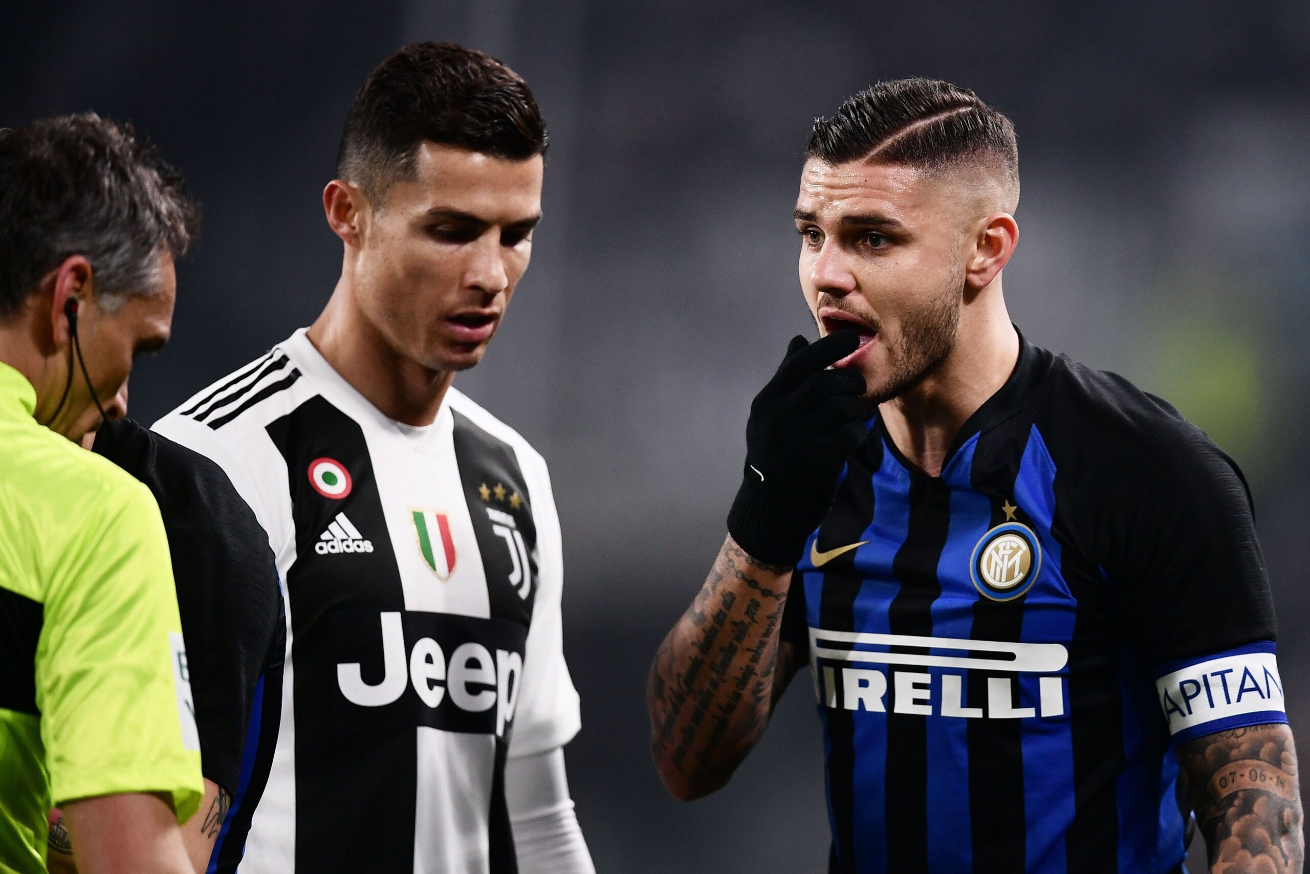 Inter Milan's Argentine forward Mauro Icardi (R) gestures to the referee next to Juventus' Portuguese forward Cristiano Ronaldo (C) during the Serie A football match between Juventus and InterMilan at the Stadio delle Alpi in Turin on December 7, 2018. (P
