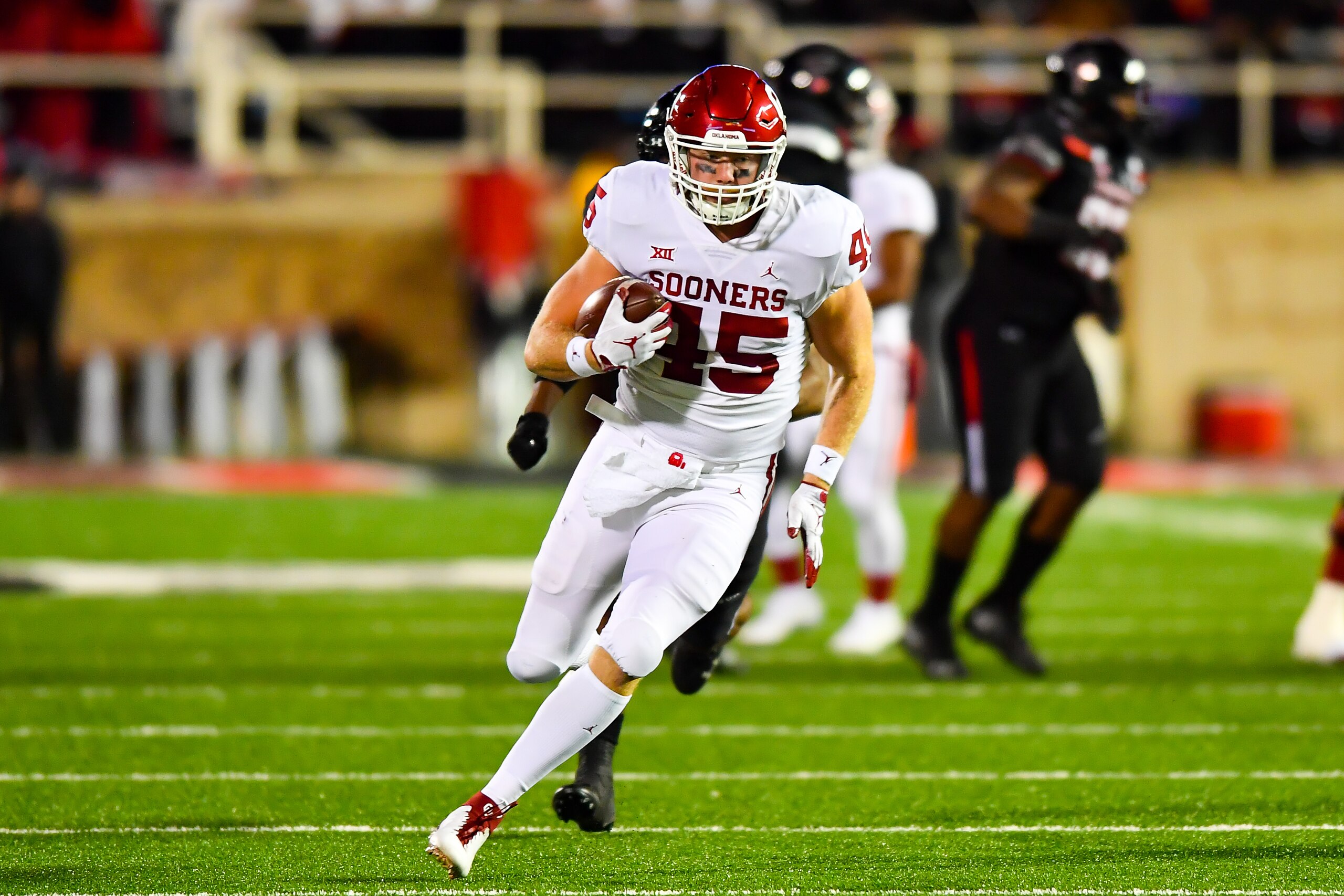 LUBBOCK, TX - NOVEMBER 03: Carson Meier #45 of the Oklahoma Sooners gains yardage after making the catch during the game against the Texas Tech Red Raiders on November 3, 2018 at Jones AT&T Stadium in Lubbock, Texas. Oklahoma defeated Texas Tech 51-46. (P