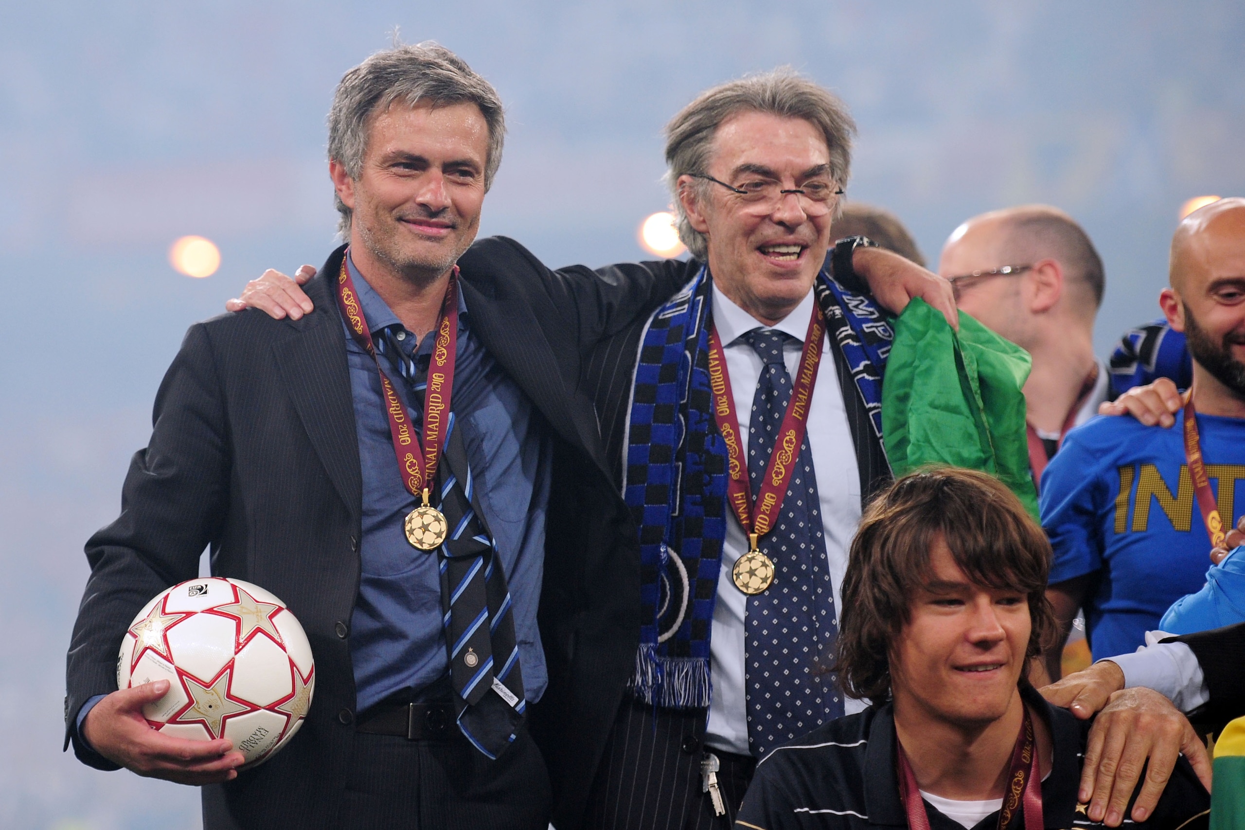 MADRID, SPAIN - MAY 22:  Head coach Jose Mourinho (L) and president Massimo Moratti of Inter Milan celebrate their team's victory at the end of the UEFA Champions League Final match between FC Bayern Muenchen and Inter Milan at the Estadio Santiago Bernab