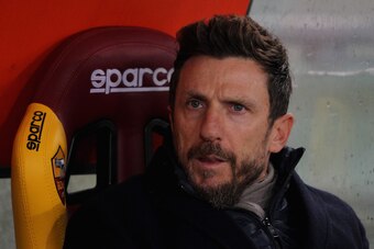 ROME, ITALY - DECEMBER 16:  AS Roma head coach Eusebio Di Francesco looks on during the Serie A match between AS Roma and Genoa CFC at Stadio Olimpico on December 16, 2018 in Rome, Italy.  (Photo by Paolo Bruno/Getty Images)