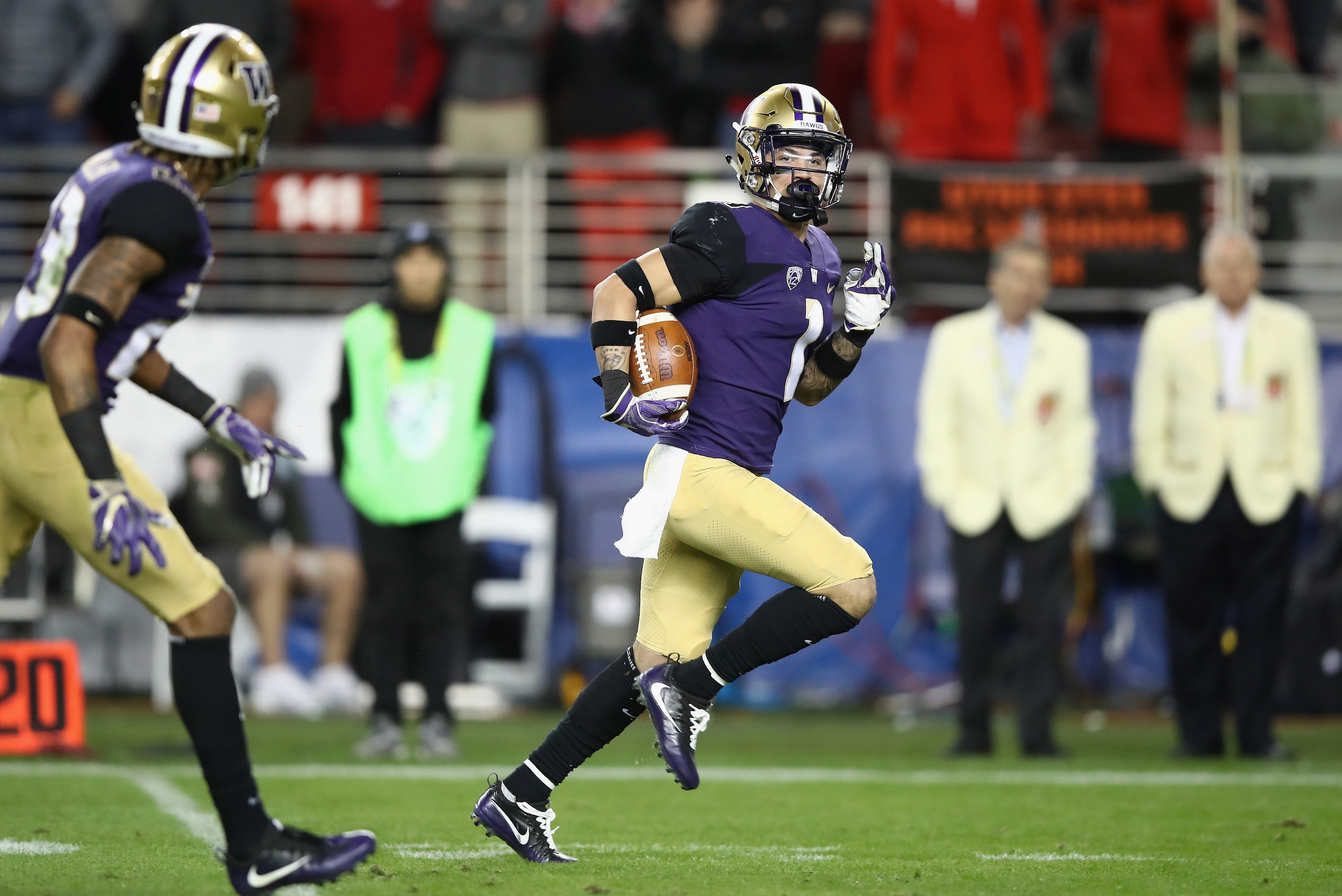 SANTA CLARA, CA - NOVEMBER 30: Byron Murphy #1 of the Washington Huskies returns an interception for a touchdown against the Utah Utes during the Pac 12 Championship game at Levi's Stadium on November 30, 2018 in Santa Clara, California. (Photo by Ezra SANTA CLARA, CA - NOVEMBER 30: Byron Murphy #1 of the Washington Huskies returns an interception for a touchdown against the Utah Utes during the Pac 12 Championship game at Levi's Stadium on November 30, 2018 in Santa Clara, California. (Photo by Ezra