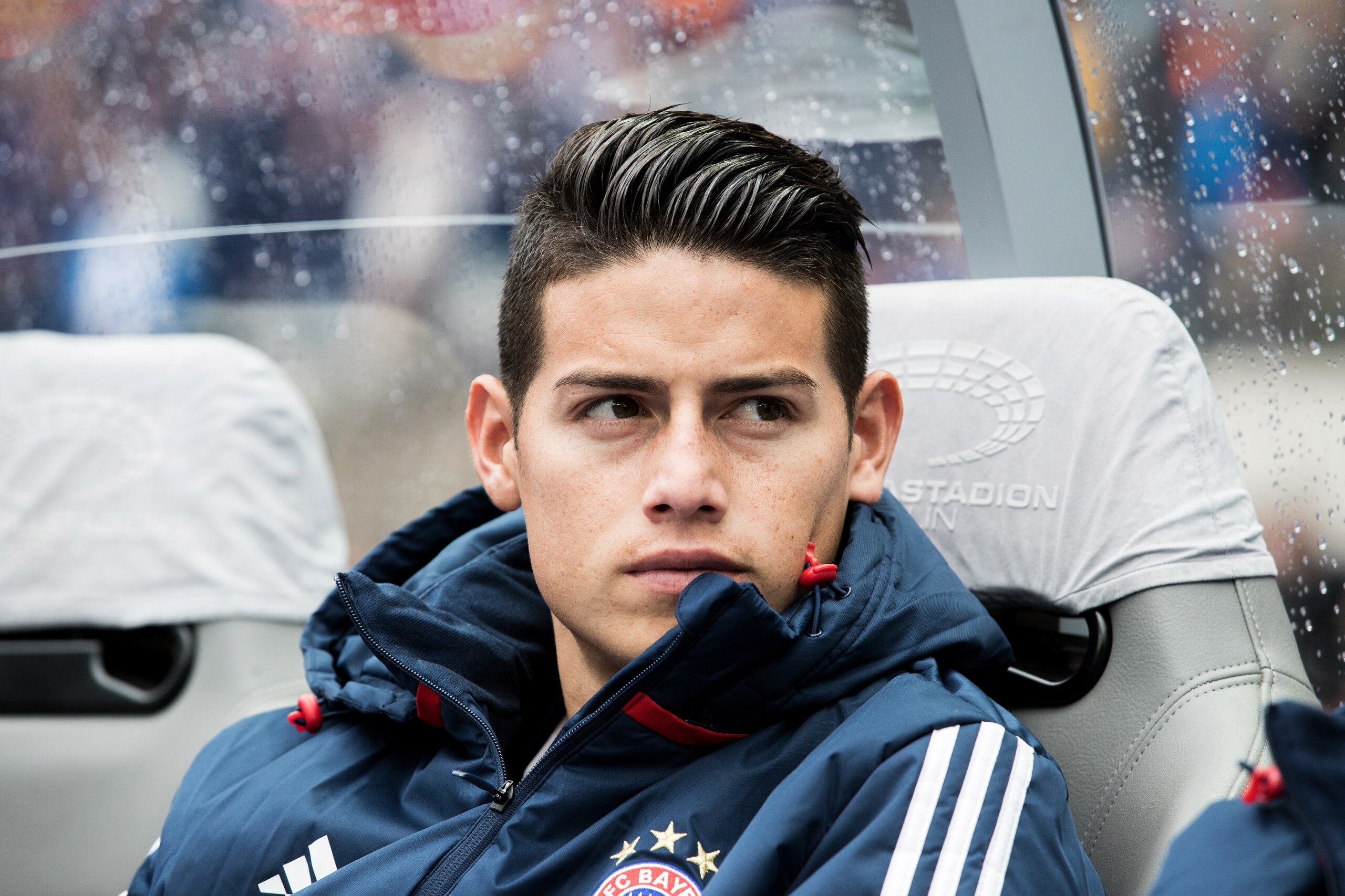 BERLIN, GERMANY - OCTOBER 01:  James Rodriguez of FC Bayern Muenchen sits on the bench prior to the Bundesliga match between Hertha BSC and FC Bayern Muenchen at Olympiastadion on October 1, 2017 in Berlin, Germany.  (Photo by Boris Streubel/Getty Images)