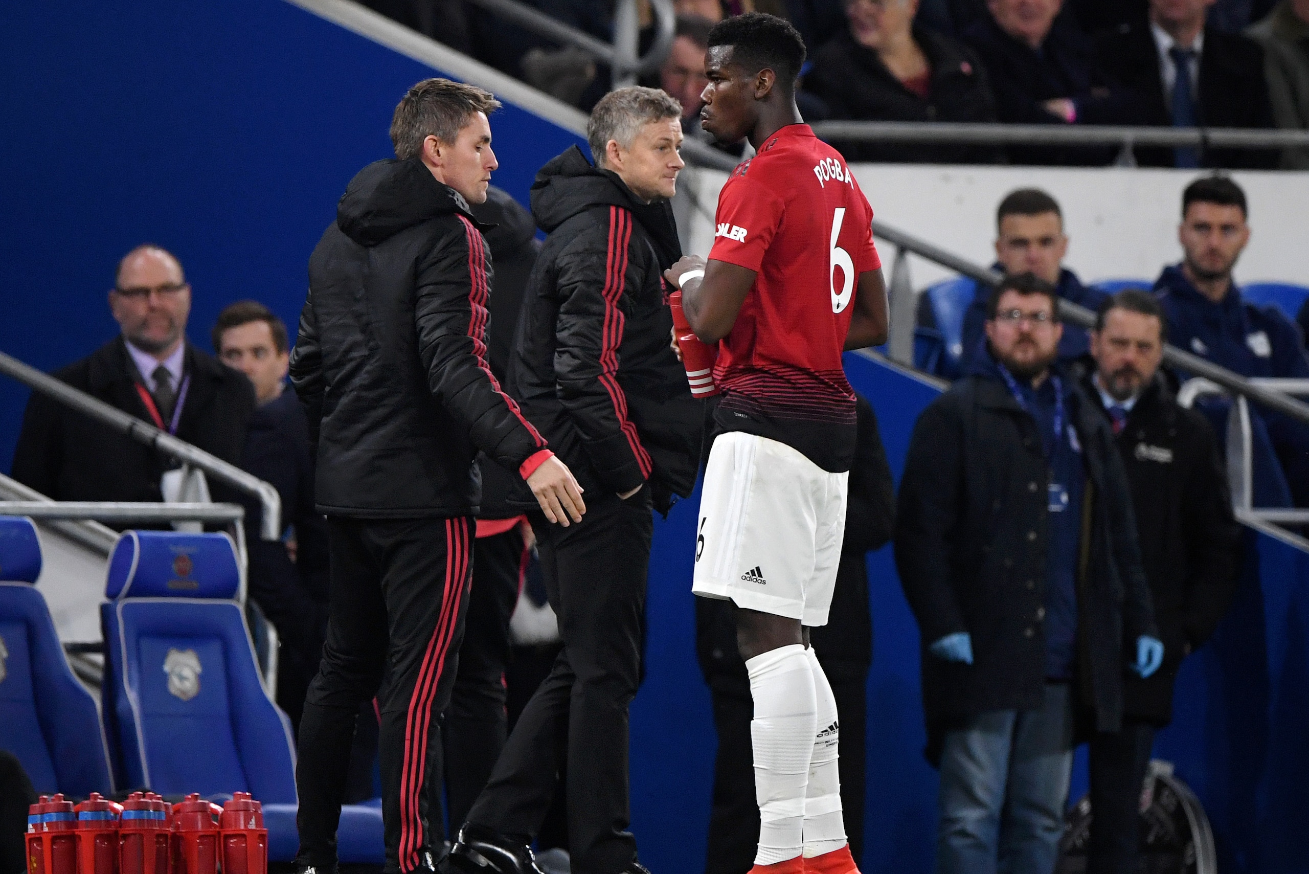 CARDIFF, WALES - DECEMBER 22:  Paul Pogba talks to Ole Gunnar Solskjaer, Interim Manager of Manchester United during the Premier League match between Cardiff City and Manchester United at Cardiff City Stadium on December 22, 2018 in Cardiff, United Kingdo