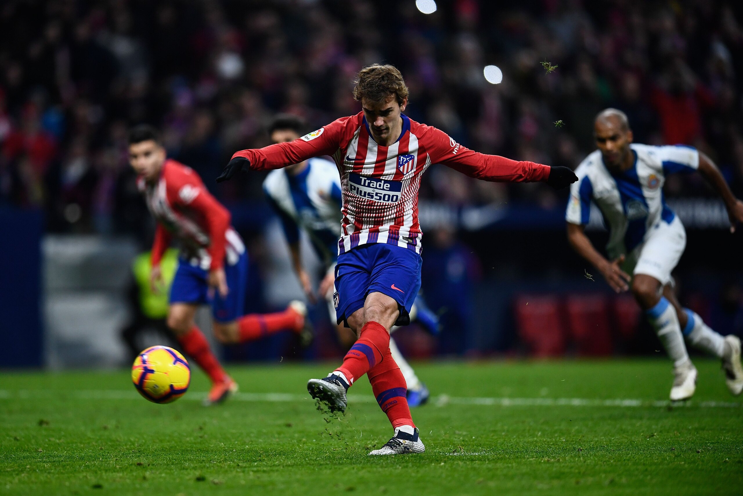 Atletico Madrid's French forward Antoine Griezmann shoots to score a goal during the Spanish League football match between Club Atletico de Madrid and RCD Espanyol at the Wanda Metropolitano stadium in Madrid on Decemeber 22, 2018. (Photo by OSCAR DEL POZ