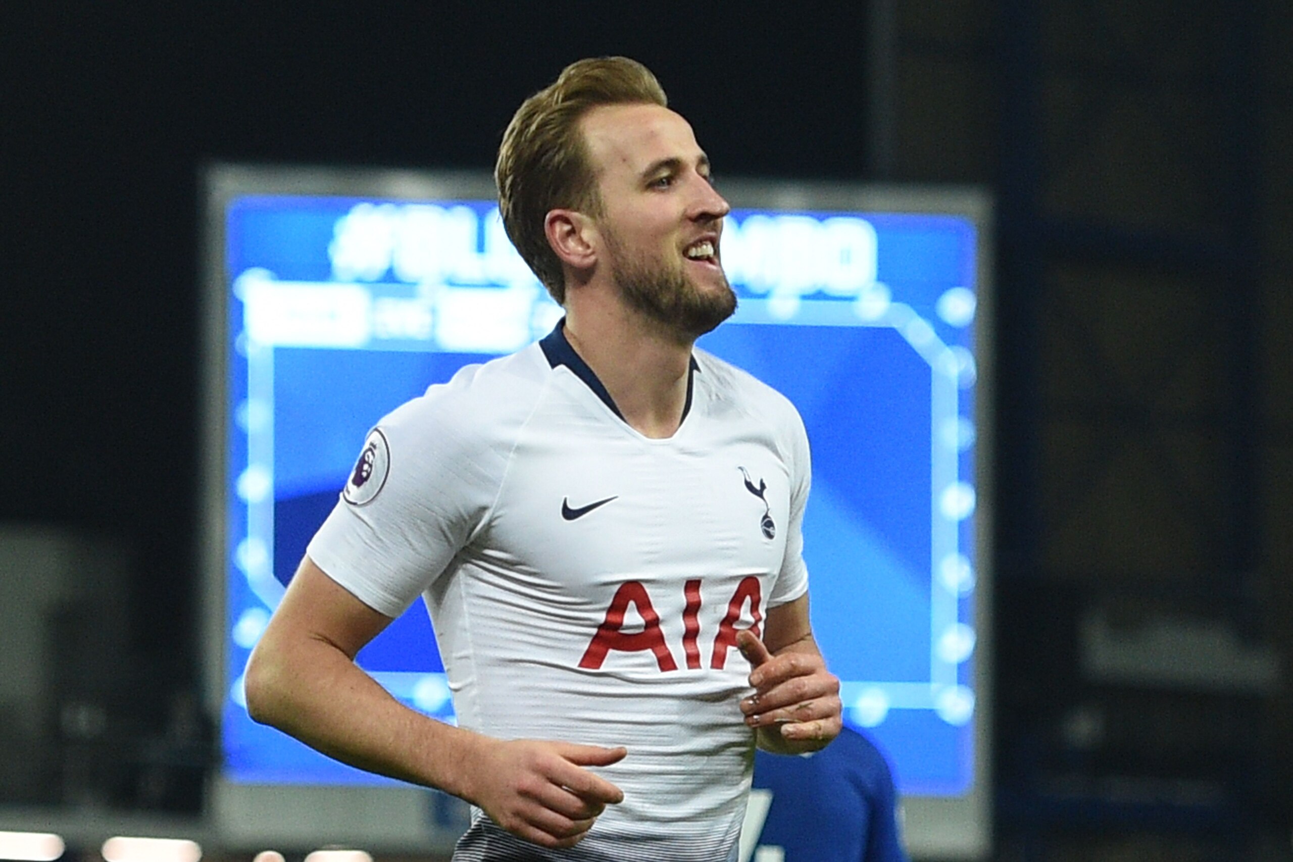 Tottenham Hotspur's English striker Harry Kane celebrates scoring their sixth goal during the English Premier League football match between Everton and Tottenham Hotspur at Goodison Park in Liverpool, north west England on December 23, 2018. (Photo by Oli