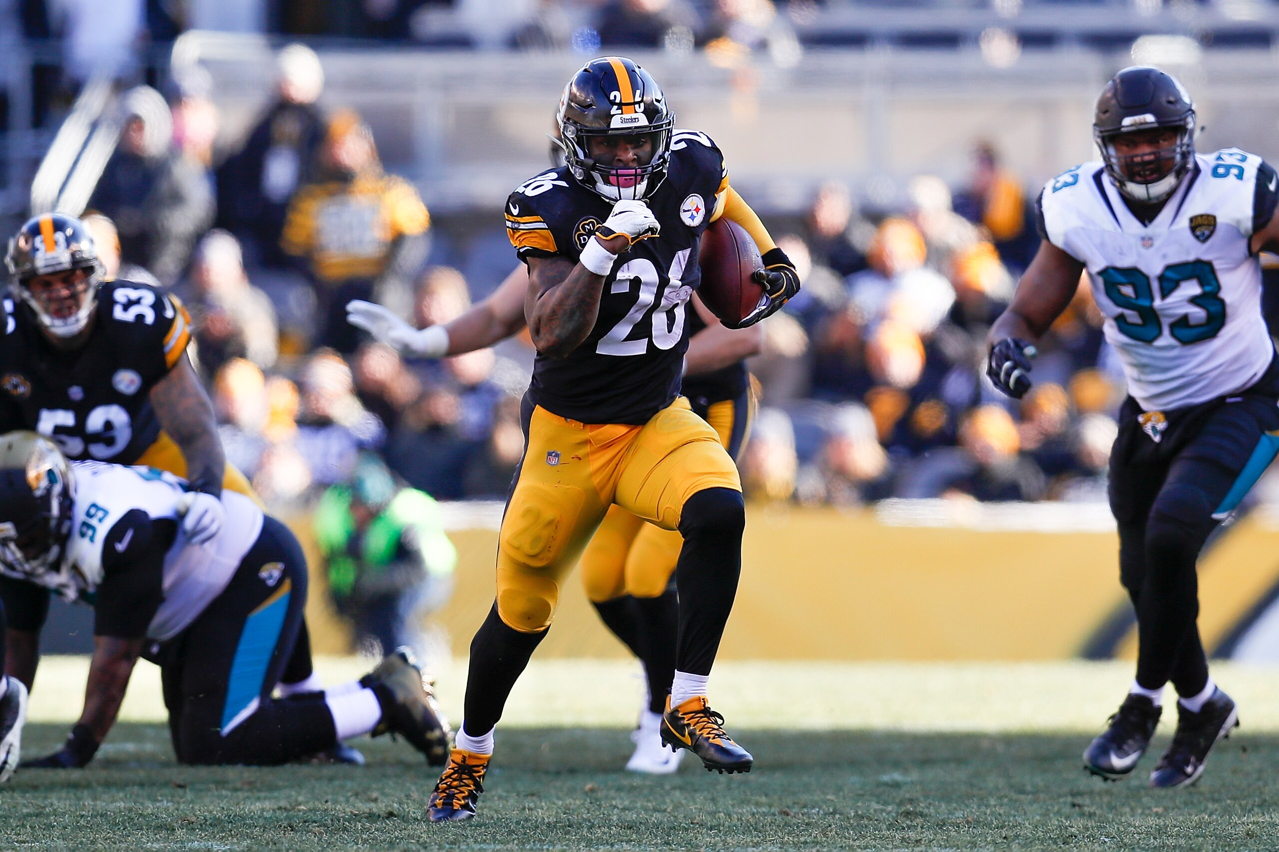 PITTSBURGH, PA - JANUARY 14: Le'Veon Bell #26 of the Pittsburgh Steelers runs with the ball against the Jacksonville Jaguars during the first half of the AFC Divisional Playoff game at Heinz Field on January 14, 2018 in Pittsburgh, Pennsylvania. (Photo PITTSBURGH, PA - JANUARY 14: Le'Veon Bell #26 of the Pittsburgh Steelers runs with the ball against the Jacksonville Jaguars during the first half of the AFC Divisional Playoff game at Heinz Field on January 14, 2018 in Pittsburgh, Pennsylvania. (Photo