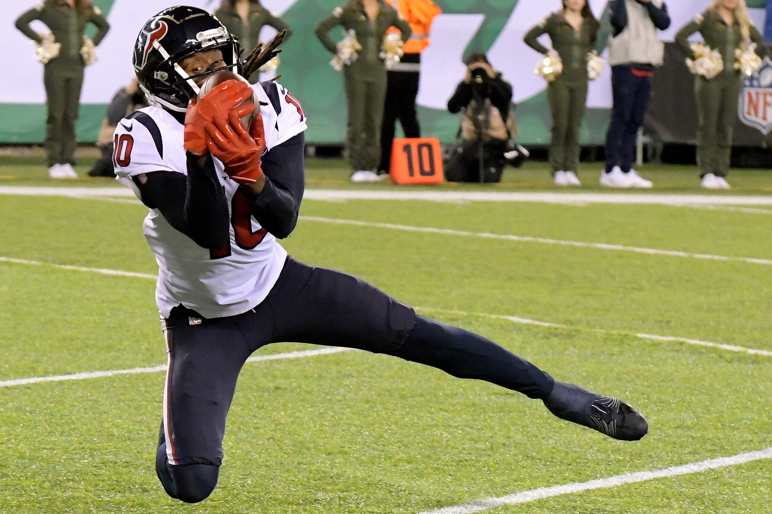 DeAndre Hopkins has the hands to make great catches on a consistent basis.
