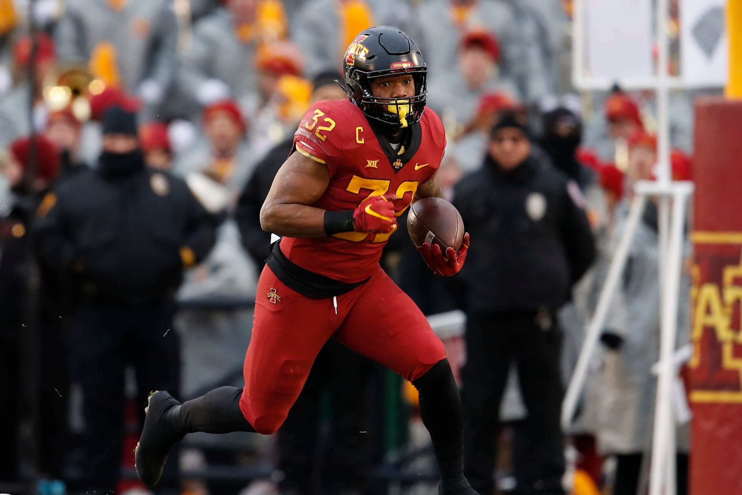 AMES, IA - NOVEMBER 10: Running back David Montgomery #32 of the Iowa State Cyclones rushes for yards in the first half of play at Jack Trice Stadium on November 10, 2018 in Ames, Iowa. The Iowa State Cyclones won 28-14 over the Baylor Bears. (Photo by Da