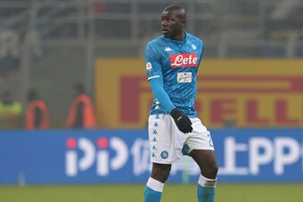 MILAN, ITALY - DECEMBER 26:  Kalidou Koulibaly of SSC Napoli leaves the field after receiving a red card during the Serie A match between FC Internazionale and SSC Napoli at Stadio Giuseppe Meazza on December 26, 2018 in Milan, Italy.  (Photo by Emilio An