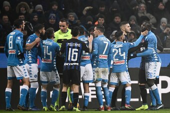 Napoli's Italian forward Lorenzo Insigne (2ndR) holds off Napoli's Senegalese defender Kalidou Koulibaly (R) as referee Paolo Mazzoleni (4thL) argues with Napoli's Belgian forward Dries Mertens after Koulibaly received a red card during the Italian Serie 