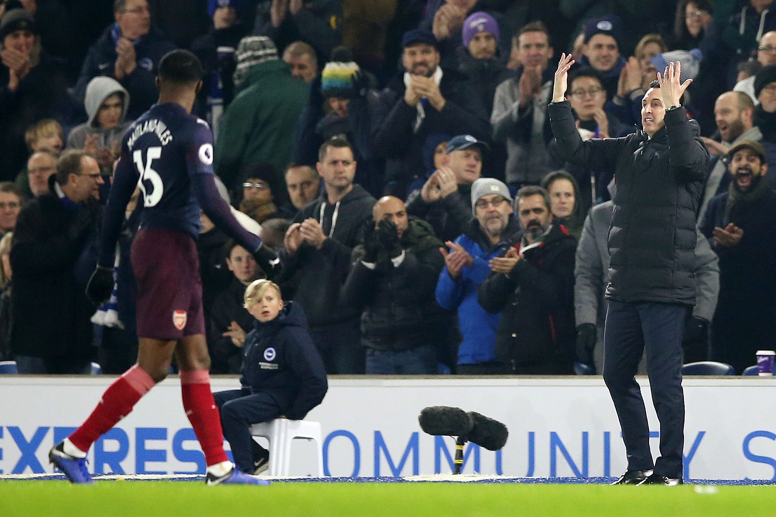 BRIGHTON, ENGLAND - DECEMBER 26:  Unai Emery, Manager of Arsenal gives his team instructions during the Premier League match between Brighton & Hove Albion and Arsenal FC at American Express Community Stadium on December 26, 2018 in Brighton, United Kingd