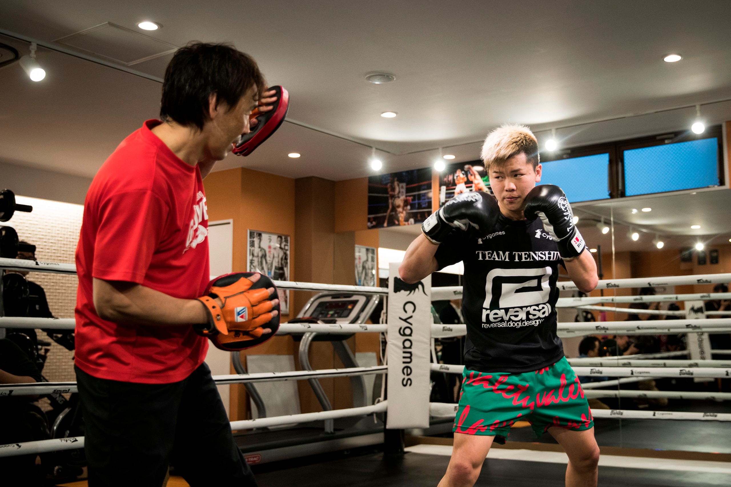 Japanese kickboxer Tenshin Nasukawa works out during a training session, in front of the media, at his boxing gym in Matsuda, Chiba prefecture on December 18, 2018. - Japanese kickboxer Tenshin 'Ninja Boy' Nasukawa said he wants to use the element of surp