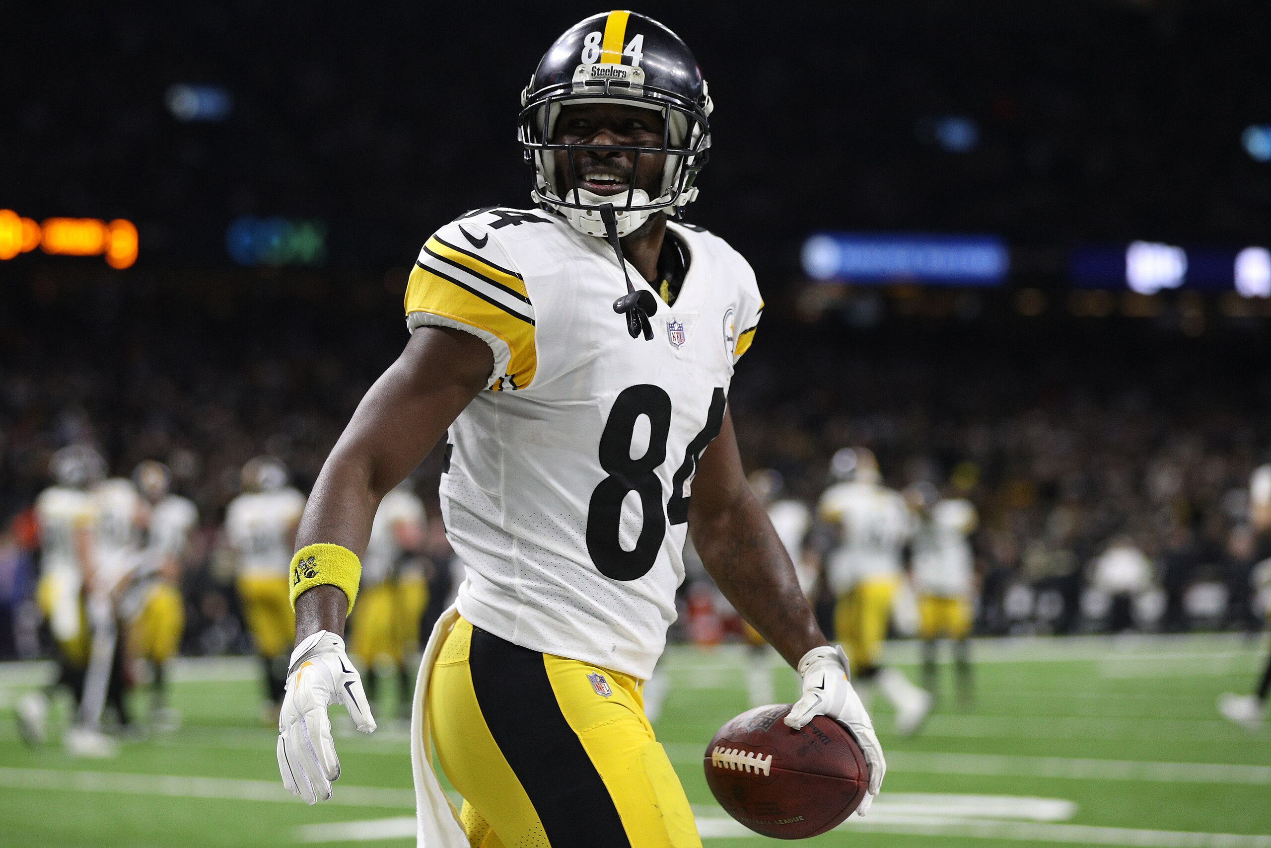NEW ORLEANS, LOUISIANA - DECEMBER 23: Antonio Brown #84 of the Pittsburgh Steelers celebrates a touchdown during the second half against the New Orleans Saints at the Mercedes-Benz Superdome on December 23, 2018 in New Orleans, Louisiana. (Photo by Chris 