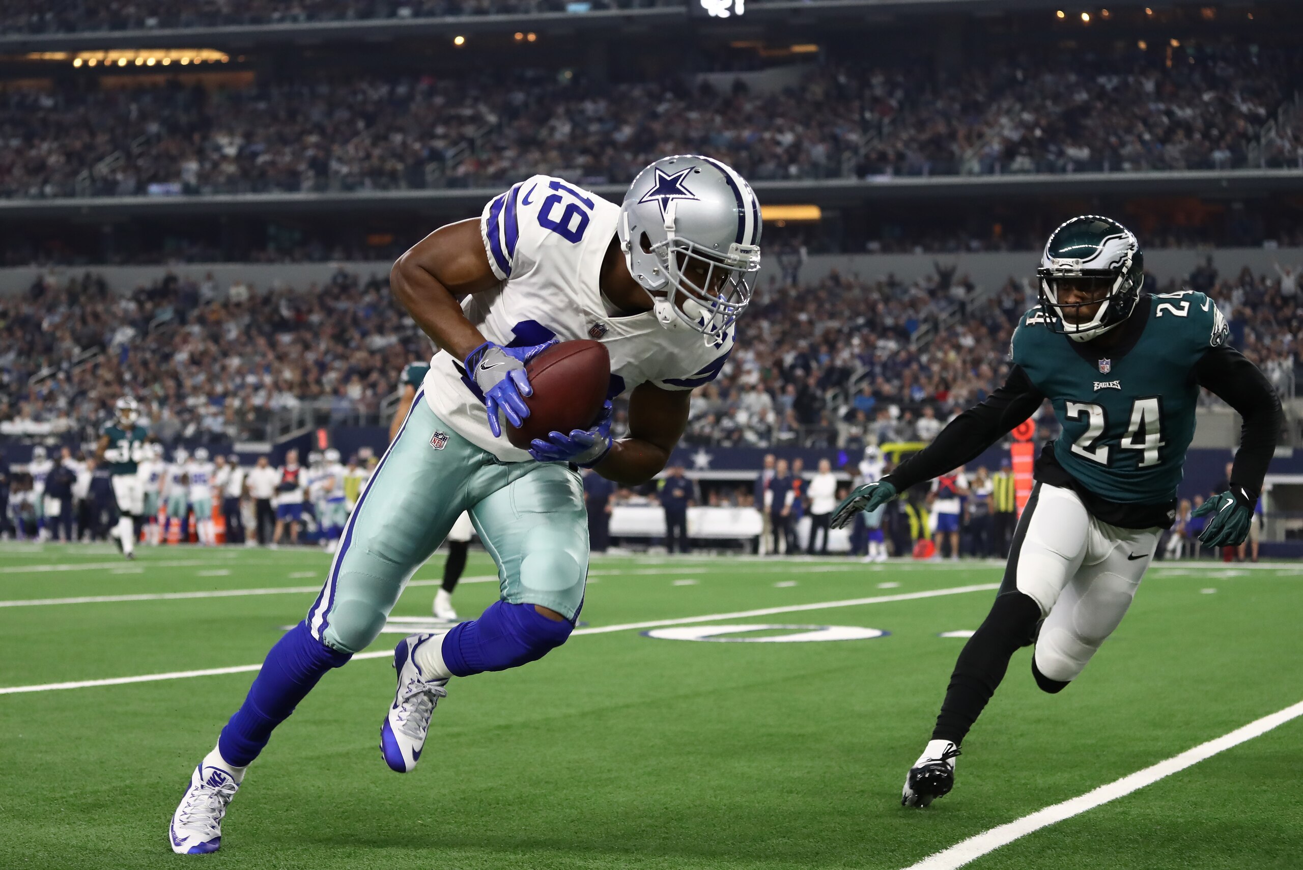ARLINGTON, TEXAS - DECEMBER 09:  Amari Cooper #19 of the Dallas Cowboys makes a pass reception against Corey Graham #24 of the Philadelphia Eagles at AT&T Stadium on December 09, 2018 in Arlington, Texas. (Photo by Ronald Martinez/Getty Images)