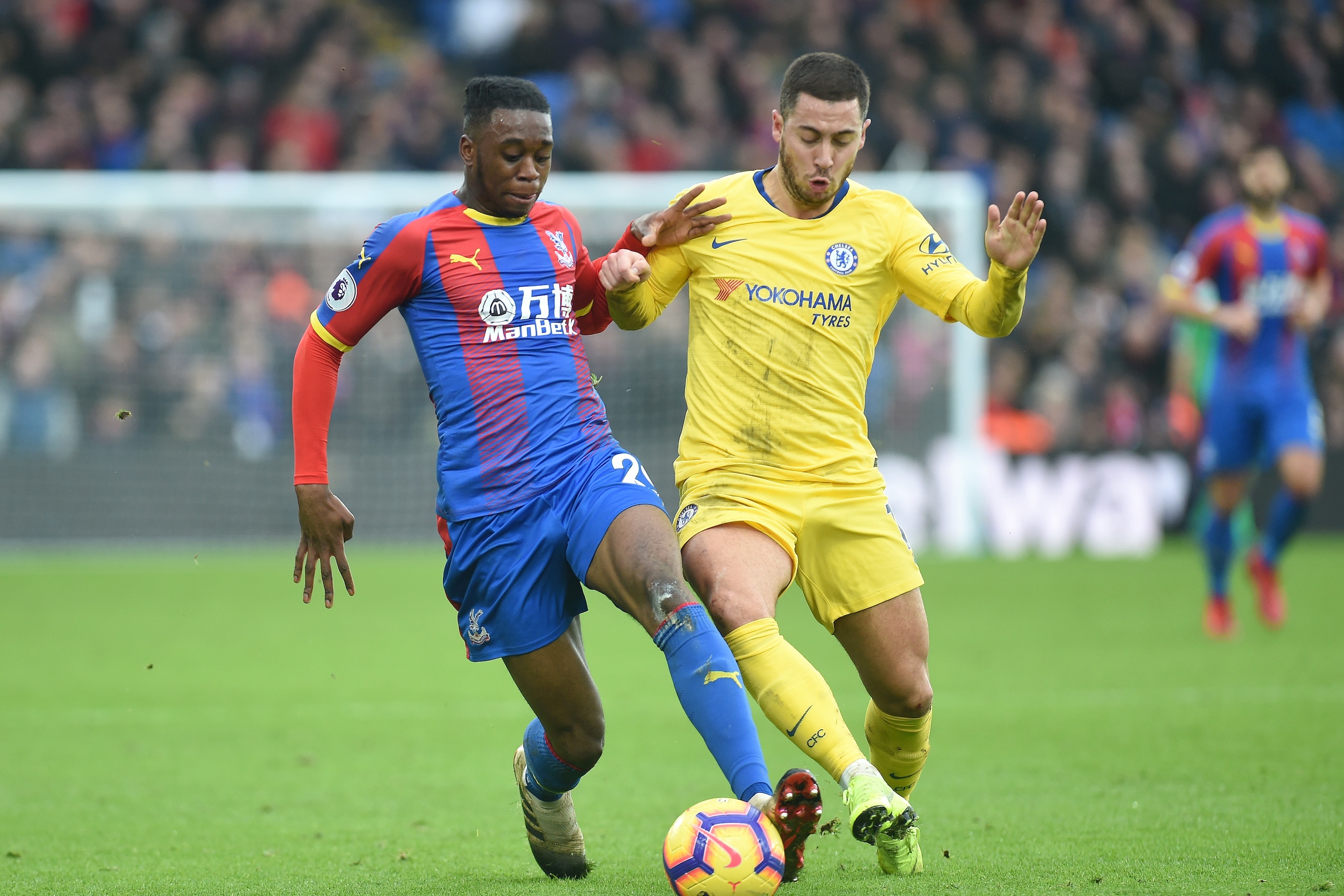 LONDON, ENGLAND - DECEMBER 30: Aaron Wan-Bissaka of Crystal Palace battles for possession with Eden Hazard of Chelsea during the Premier League match between Crystal Palace and Chelsea FC at Selhurst Park on December 30, 2018 in London, United Kingdom. (P