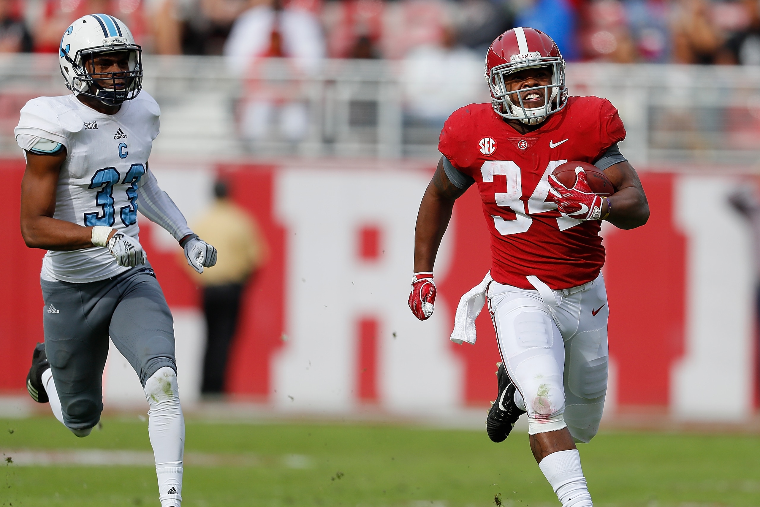 TUSCALOOSA, AL - NOVEMBER 17:  Damien Harris #34 of the Alabama Crimson Tide rushes away from Ronald Peterkin #33 of the Citadel Bulldogs at Bryant-Denny Stadium on November 17, 2018 in Tuscaloosa, Alabama.  (Photo by Kevin C. Cox/Getty Images)
