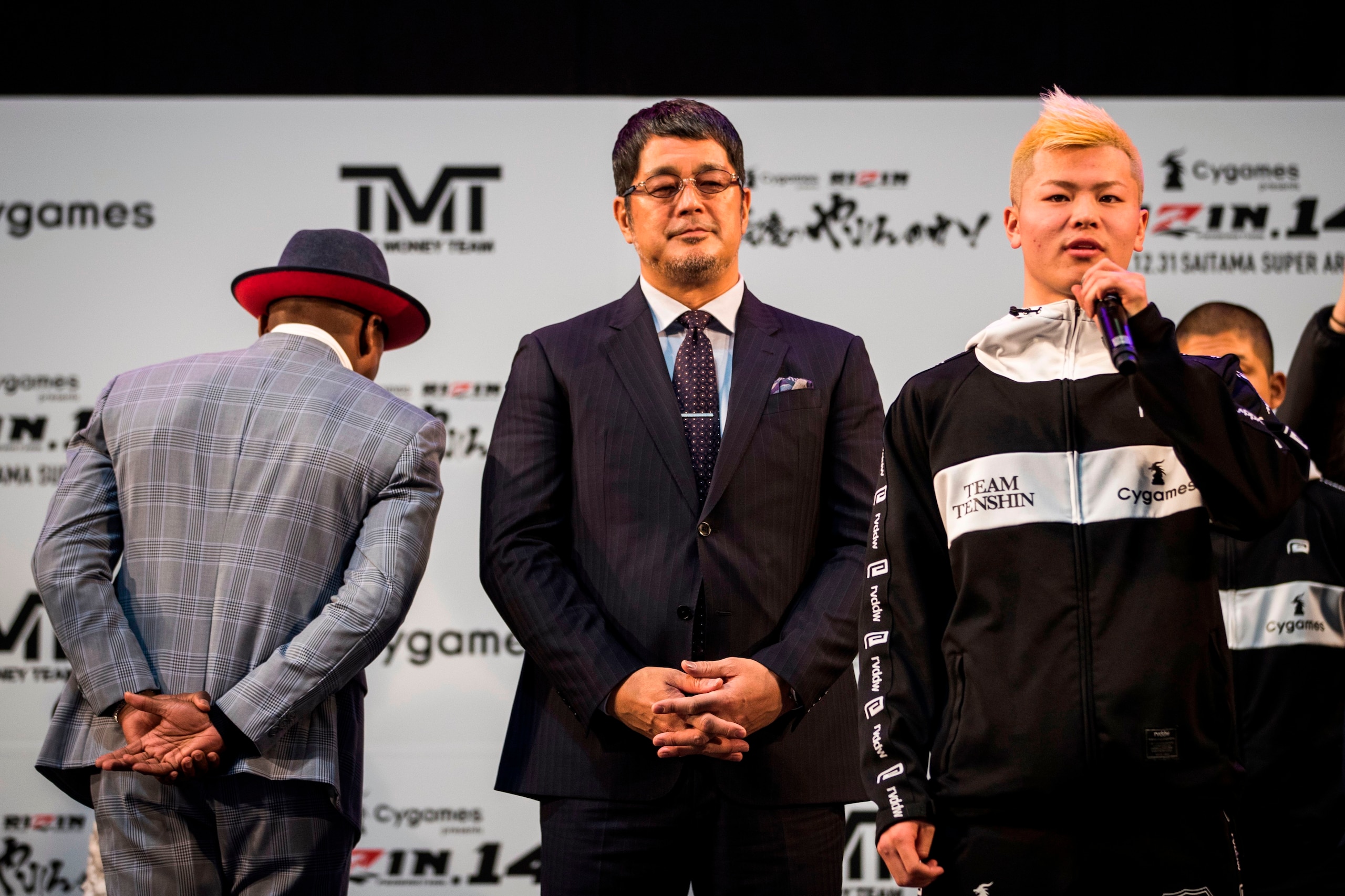 US boxing legend Floyd Mayweather Jr (L) and kickboxer Tenshin Nasukawa of Japan (R) pose on the stage during a weigh-in event at Saitama Super Arena in Saitama on December 30, 2018, on the eve of their exhibition fight. (Photo by Behrouz MEHRI / AFP)    