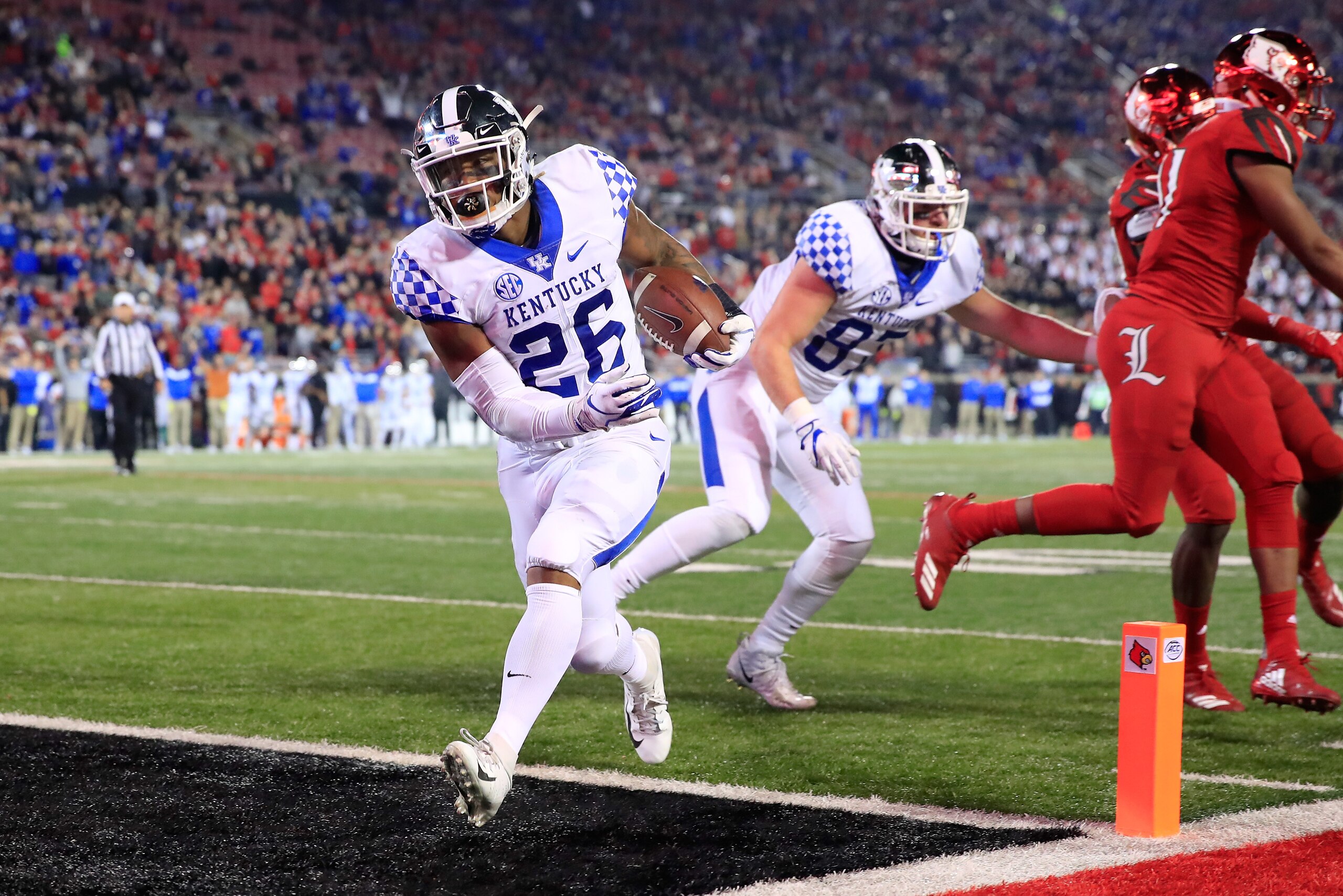 LOUISVILLE, KY - NOVEMBER 24:  Benny Snell Jr #26 of the Kentucky Wildcats runs for a touchdown against the Louisville Cardinals on November 24, 2018 in Louisville, Kentucky.  (Photo by Andy Lyons/Getty Images)