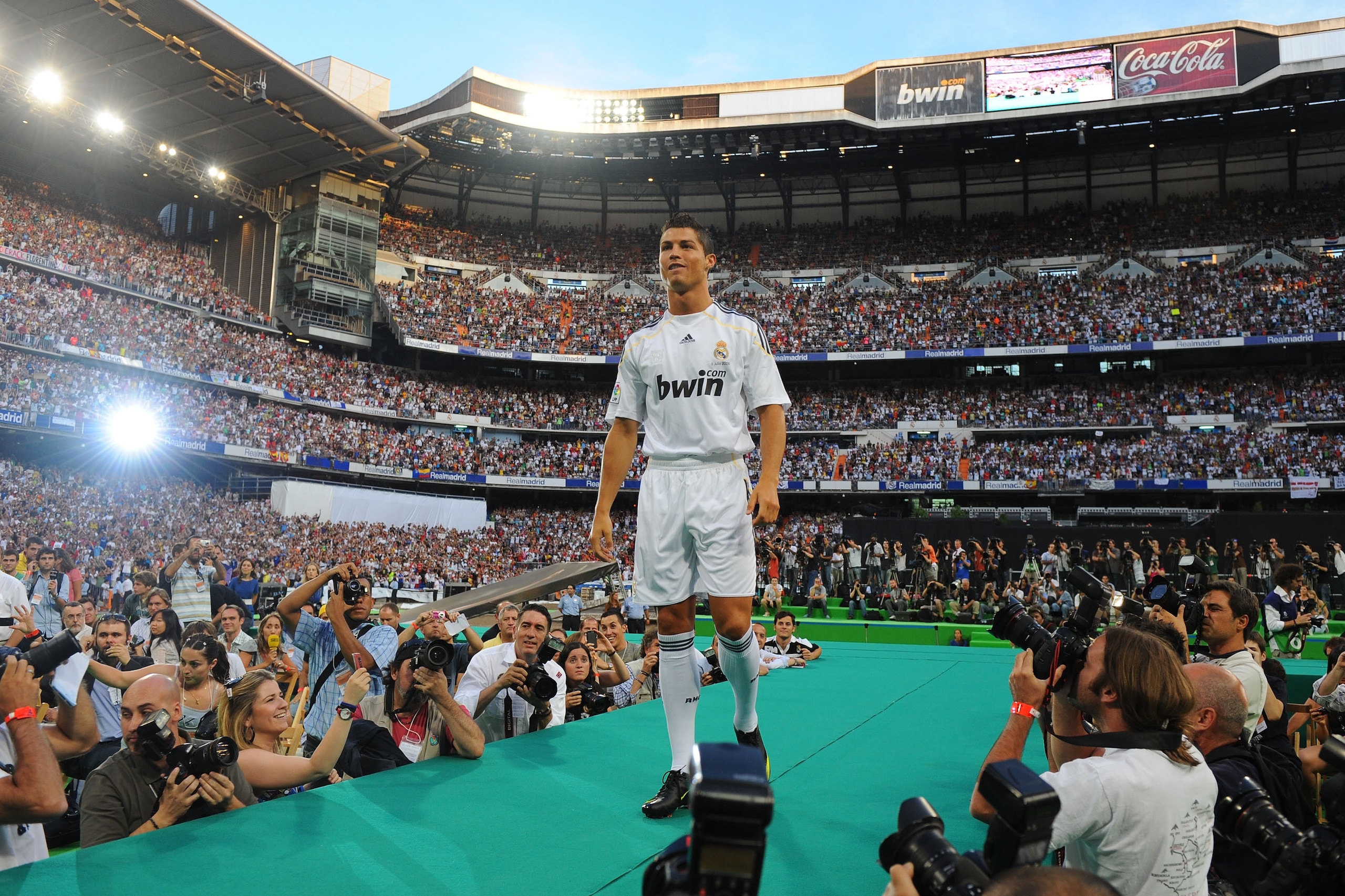 MADRID, SPAIN - JULY 06: New Real Madrid player Cristiano Ronaldo is presented to a full house at the Santiago Bernabeu stadium on July 6, 2009 in Madrid, Spain. (Photo by Denis Doyle/Getty Images) MADRID, SPAIN - JULY 06: New Real Madrid player Cristiano Ronaldo is presented to a full house at the Santiago Bernabeu stadium on July 6, 2009 in Madrid, Spain. (Photo by Denis Doyle/Getty Images)