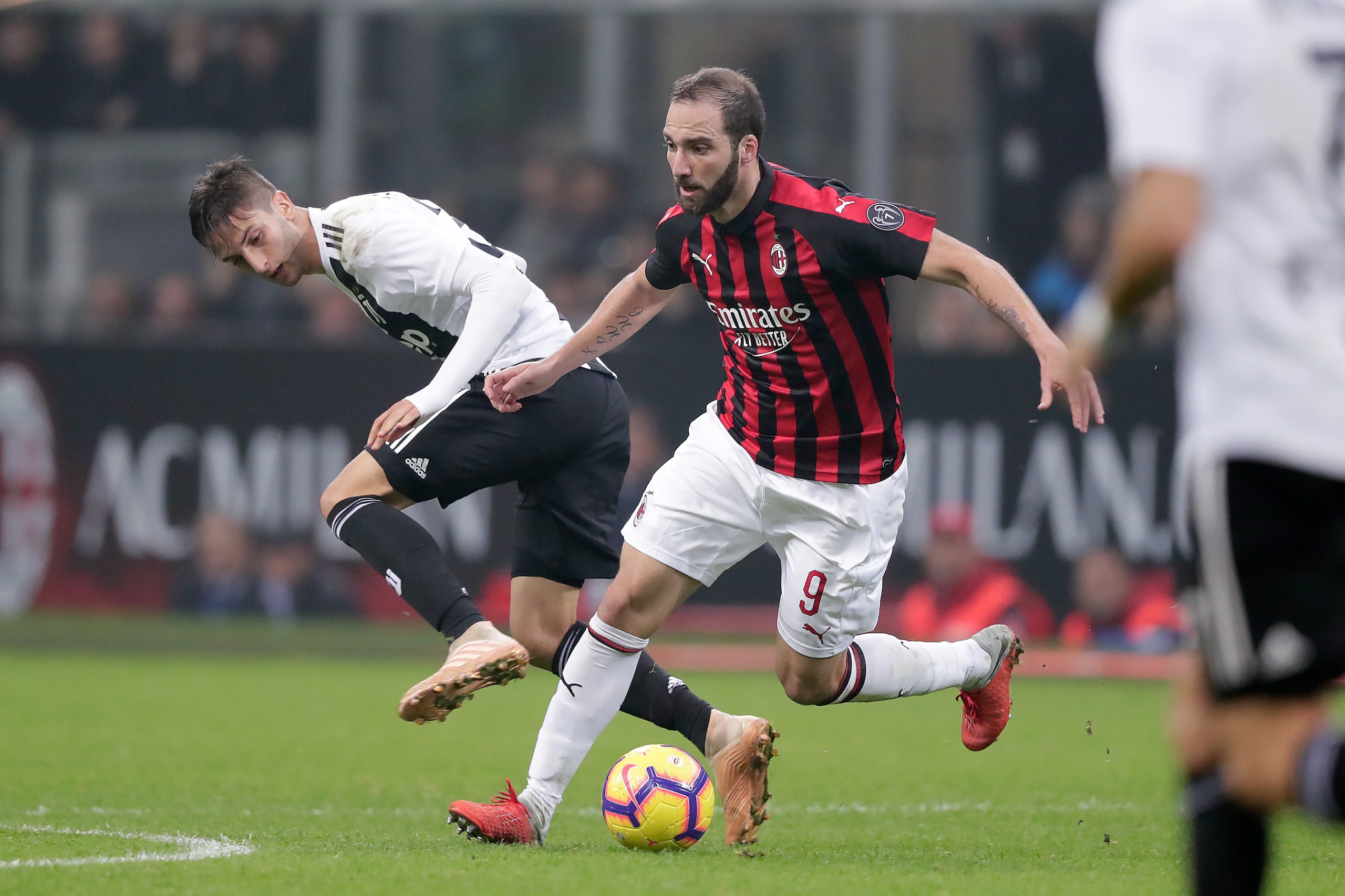 MILAN, ITALY - NOVEMBER 11: (L-R) Rodrigo Bentancur of Juventus, Gonzalo Higuain of AC Milan during the Italian Serie A match between AC Milan v Juventus at the San Siro on November 11, 2018 in Milan Italy (Photo by Jeroen Meuwsen/Soccrates/Getty Image MILAN, ITALY - NOVEMBER 11: (L-R) Rodrigo Bentancur of Juventus, Gonzalo Higuain of AC Milan during the Italian Serie A match between AC Milan v Juventus at the San Siro on November 11, 2018 in Milan Italy (Photo by Jeroen Meuwsen/Soccrates/Getty Image