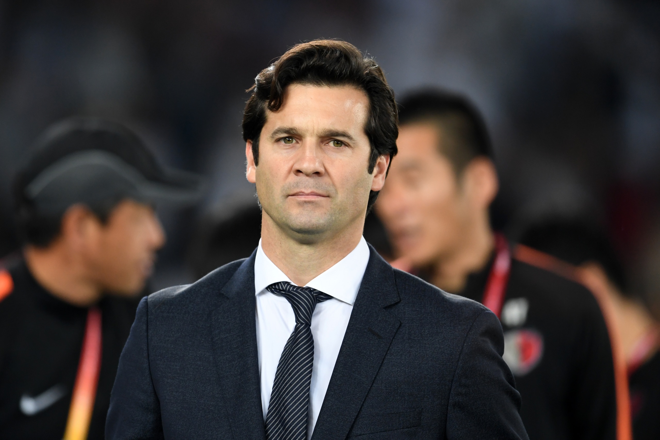 ABU DHABI, UNITED ARAB EMIRATES - DECEMBER 19: Real Madrid head coach Santiago Solari looks on prior to the match between Kashima Antlers and Real Madrid on December 19, 2018 in Abu Dhabi, United Arab Emirates. (Photo by Etsuo Hara/Getty Images) ABU DHABI, UNITED ARAB EMIRATES - DECEMBER 19: Real Madrid head coach Santiago Solari looks on prior to the match between Kashima Antlers and Real Madrid on December 19, 2018 in Abu Dhabi, United Arab Emirates. (Photo by Etsuo Hara/Getty Images)