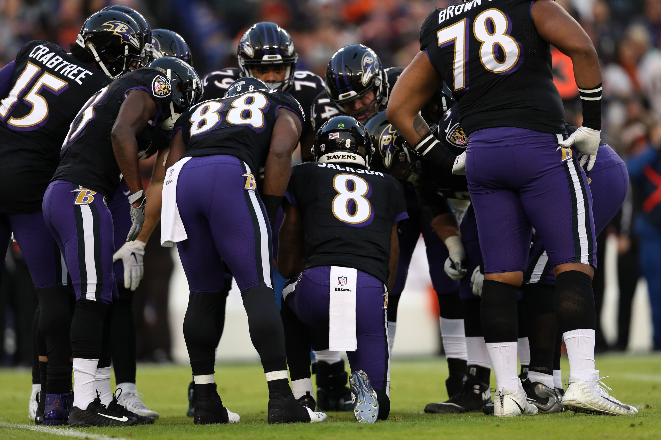 BALTIMORE, MARYLAND - DECEMBER 30: Quarterback Lamar Jackson #8 of the Baltimore Ravens huddles with teammates in the first quarter against the Cleveland Browns at M&T Bank Stadium on December 30, 2018 in Baltimore, Maryland. (Photo by Patrick Smith/Getty