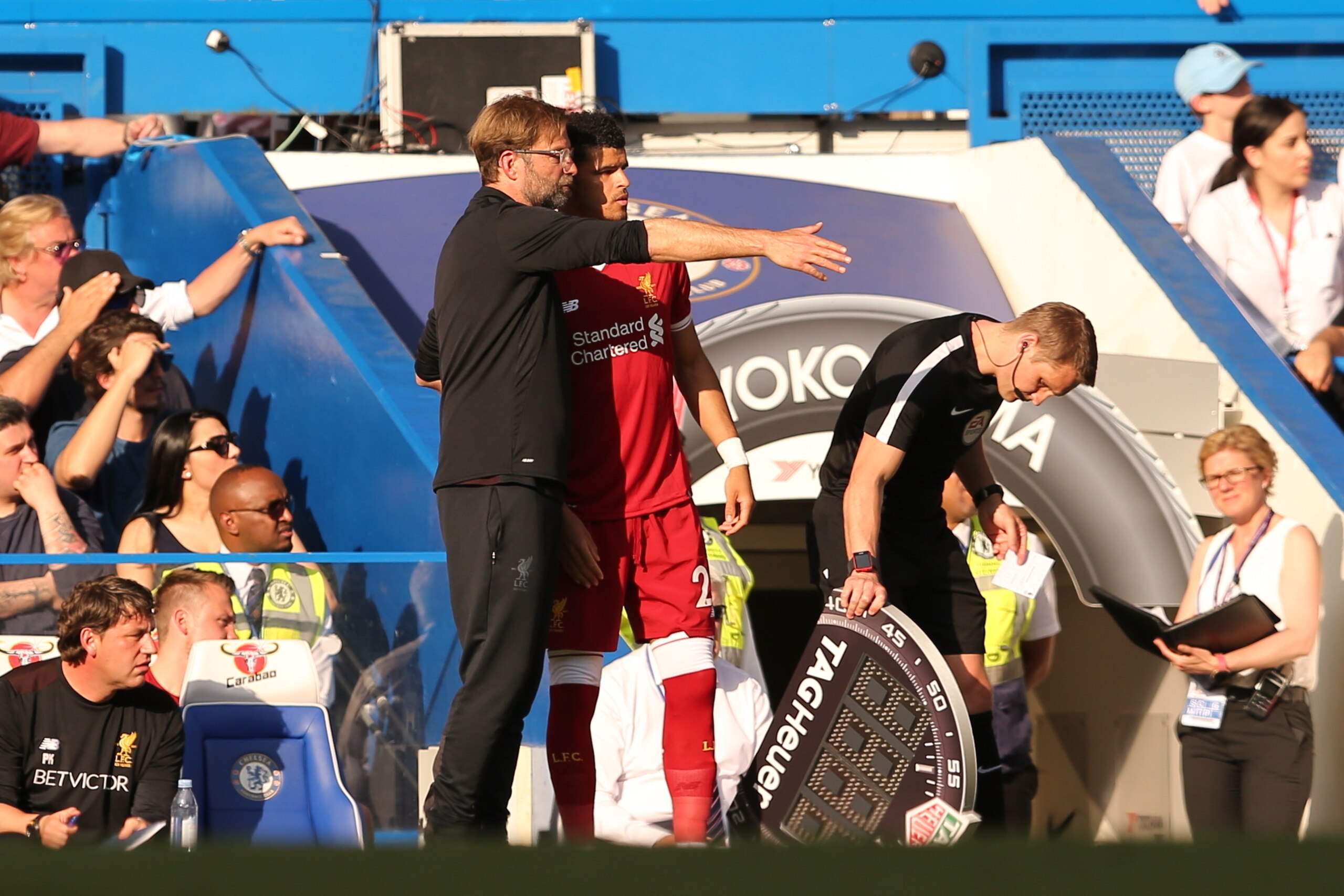 LONDON, ENGLAND - MAY 06: Liverpool manager Jurgen Klopp and Dominic Solanke of Liverpool during the Premier League match between Chelsea and Liverpool at Stamford Bridge on May 6, 2018 in London, England. (Photo by James Williamson - AMA/Getty Images) LONDON, ENGLAND - MAY 06: Liverpool manager Jurgen Klopp and Dominic Solanke of Liverpool during the Premier League match between Chelsea and Liverpool at Stamford Bridge on May 6, 2018 in London, England. (Photo by James Williamson - AMA/Getty Images)