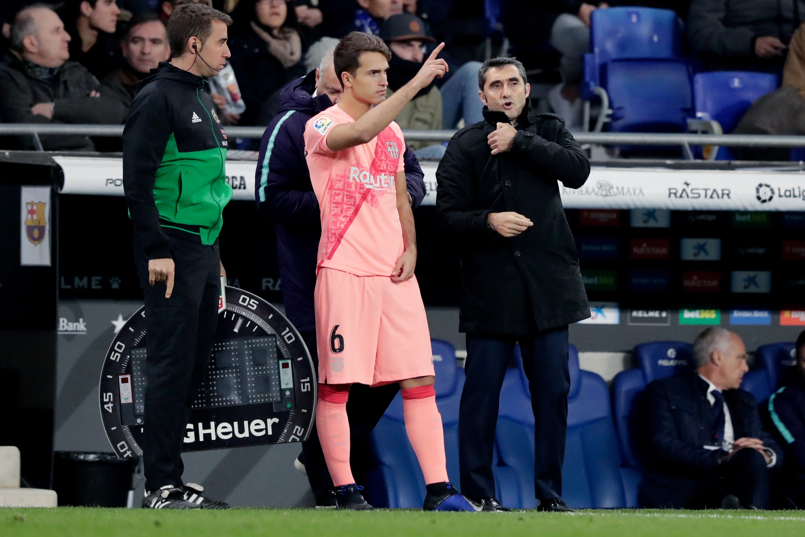 CORNELLA, SPAIN - DECEMBER 8: (L-R) Denis Suarez of FC Barcelona, coach Ernesto Valverde of FC Barcelona during the La Liga Santander  match between Espanyol v FC Barcelona at the RCDE Stadium on December 8, 2018 in Cornella Spain (Photo by Jeroen Meuwsen