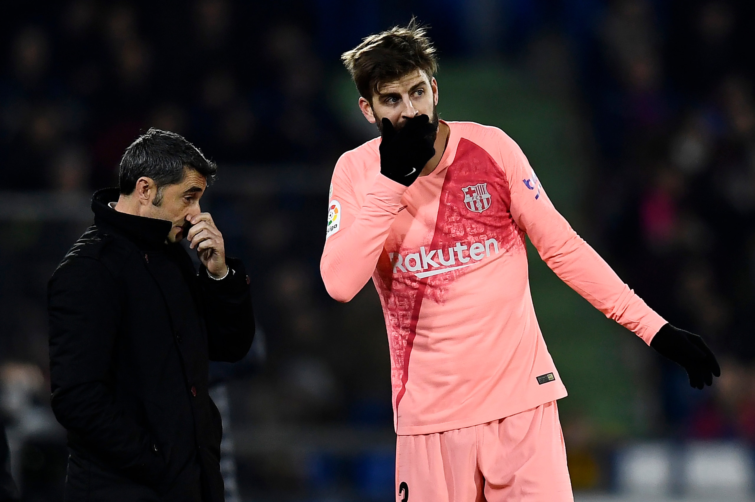 Barcelona's Spanish defender Gerard Pique (R) speaks with Barcelona's Spanish coach Ernesto Valverde during the Spanish League football match between Getafe CF and FC Barcelona at the Col. Alfonso Perez stadium in Getafe on January 6, 2019. (Photo by OSCA