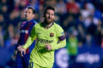 VALENCIA, SPAIN - DECEMBER 16: Lionel Messi of FC Barcelona celebrates his side's third goal during the La Liga match between Levante UD and FC Barcelona at Ciutat de Valencia on December 16, 2018 in Valencia, Spain. (Photo by David Aliaga/MB Media/Getty 