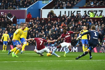 BIRMINGHAM, ENGLAND - DECEMBER 23:  Tammy Abraham of Aston Villa scores his sides first goal during the Sky Bet Championship match between Aston Villa and Leeds United at Villa Park on December 23, 2018 in Birmingham, England.  (Photo by Nathan Stirk/Gett