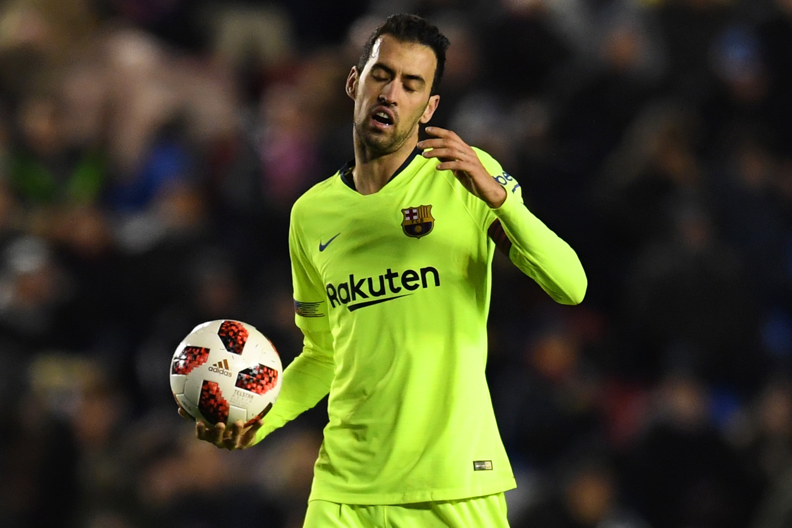 VALENCIA, SPAIN - JANUARY 10:  Sergio Busquets of Barcelona reacts during the Copa del Rey Round of 16 match between Levante and FC Barcelona at Ciutat de Valencia on January 10, 2019 in Valencia, Spain. (Photo by David Ramos/Getty Images)